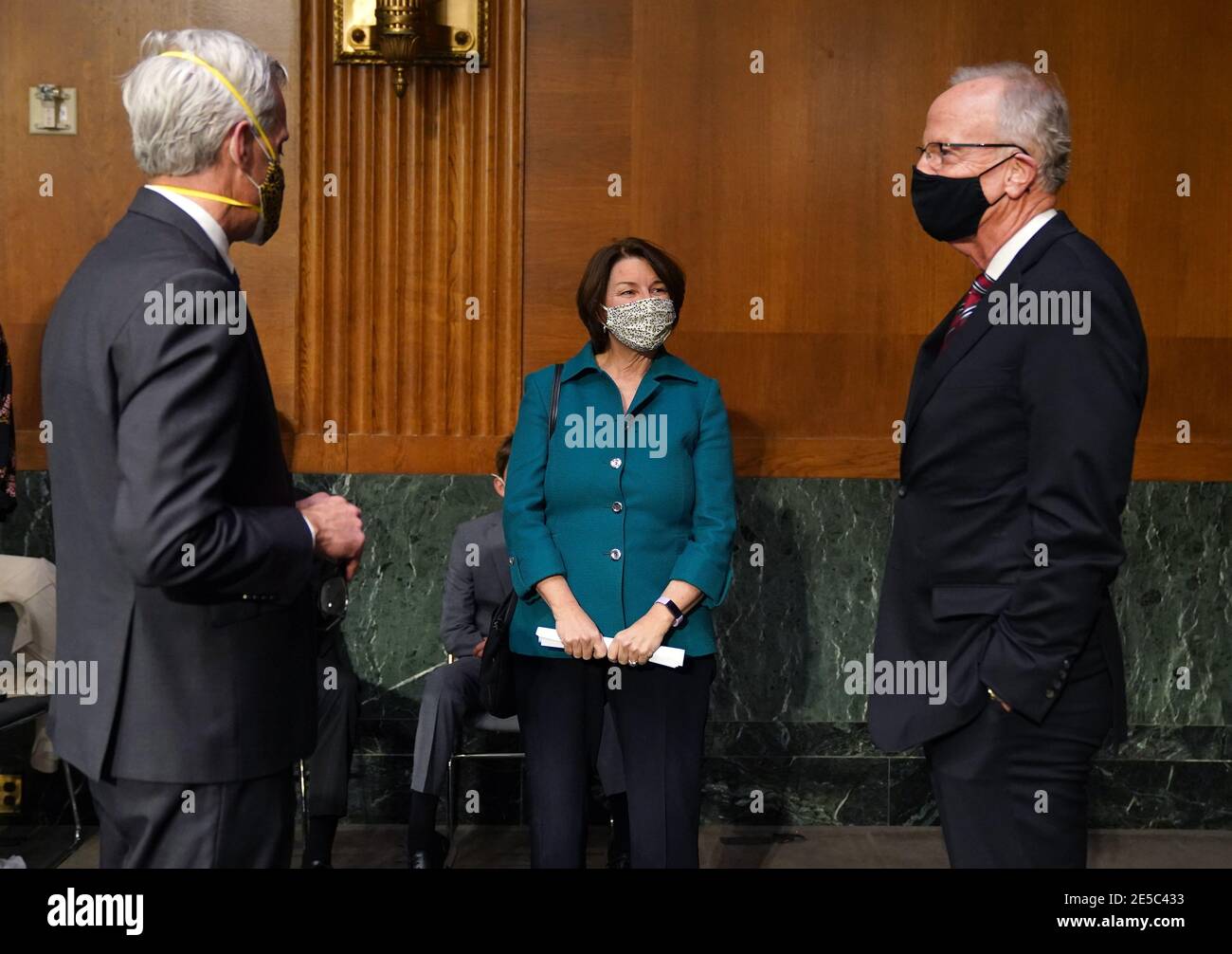 Washington, Usa. Januar 2021. Jerry Moran, Vorsitzender des Senate Veterans Affairs Committee, R-KS, und Senatorin Amy Klobuchar, D-MN, sprechen mit Denis McDonough, Sekretär für Veterans Affairs Nominee für Präsident Joe Biden, zu Beginn seiner Bestätigungsverhandlung im Senat Veterans Affairs Committee am Mittwoch, 27. Januar 2021 in Washington, DC. Foto von Leigh Vogel/UPI Credit: UPI/Alamy Live News Stockfoto