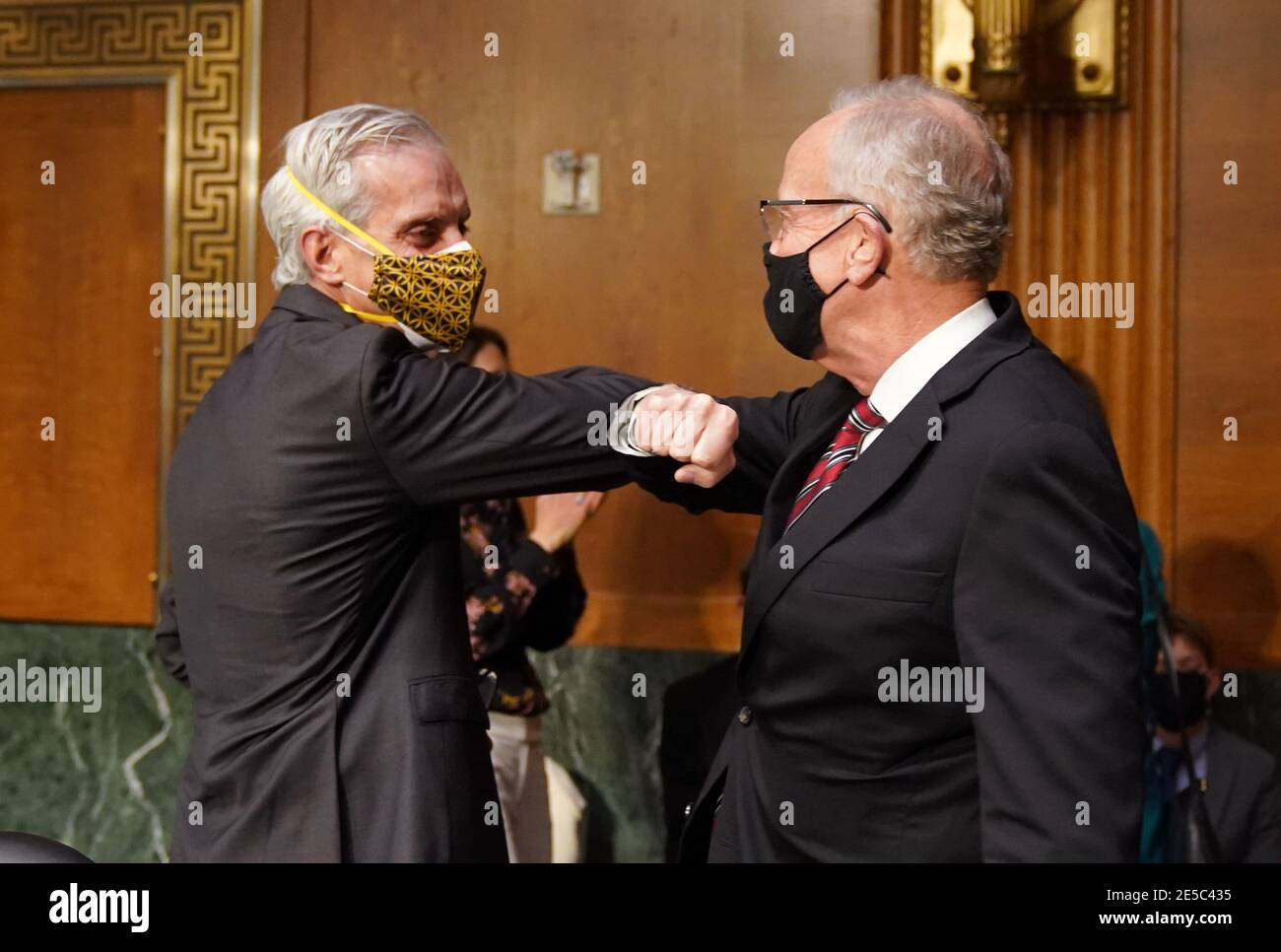 Washington, Usa. Januar 2021. Jerry Moran, Vorsitzender des Senate Veterans Affairs Committee, R-KS, begrüßt Denis McDonough, Sekretär für Veterans Affairs Nominee für Präsident Joe Biden, zu Beginn seiner Bestätigungsverhandlung des Senate Veterans Affairs Committee am Mittwoch, 27. Januar 2021 in Washington, DC. Foto von Leigh Vogel/UPI Credit: UPI/Alamy Live News Stockfoto