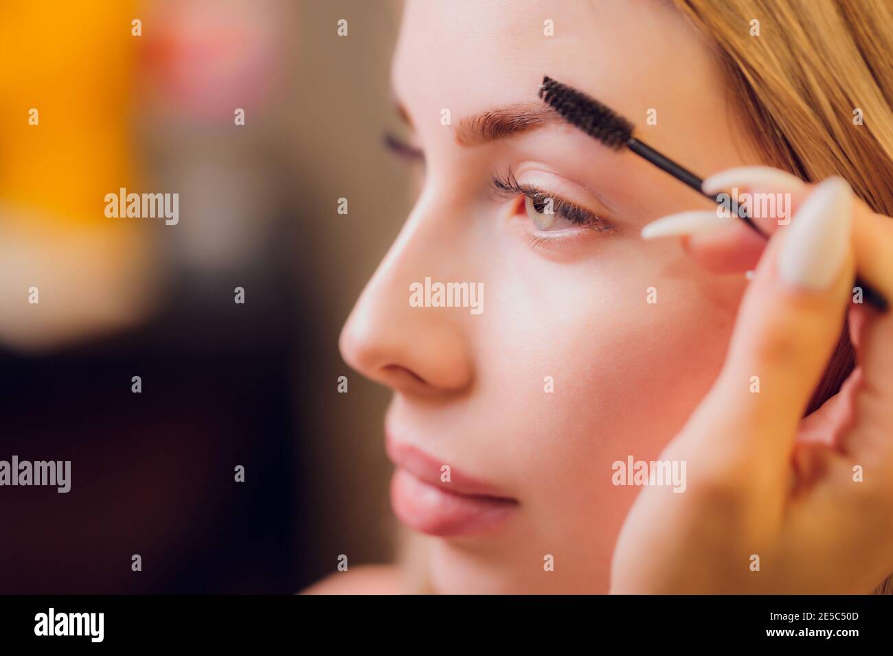 Augenbrauen färben Behandlung mit Naturfarbstoff henna Stockfoto