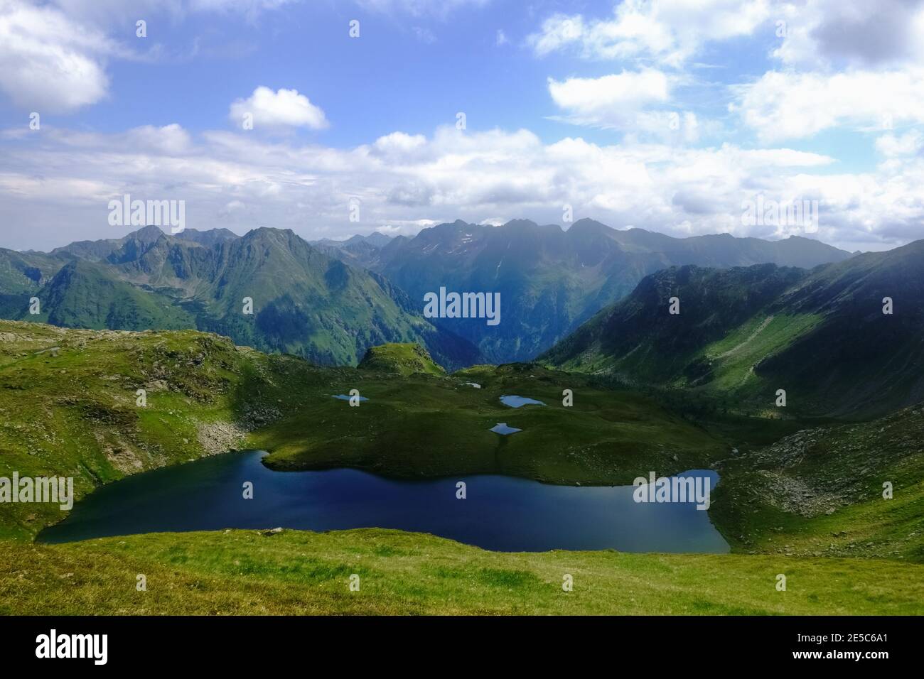 Herrliche Landschaft mit vielen Bergseen und Bergen Urlaub Stockfoto