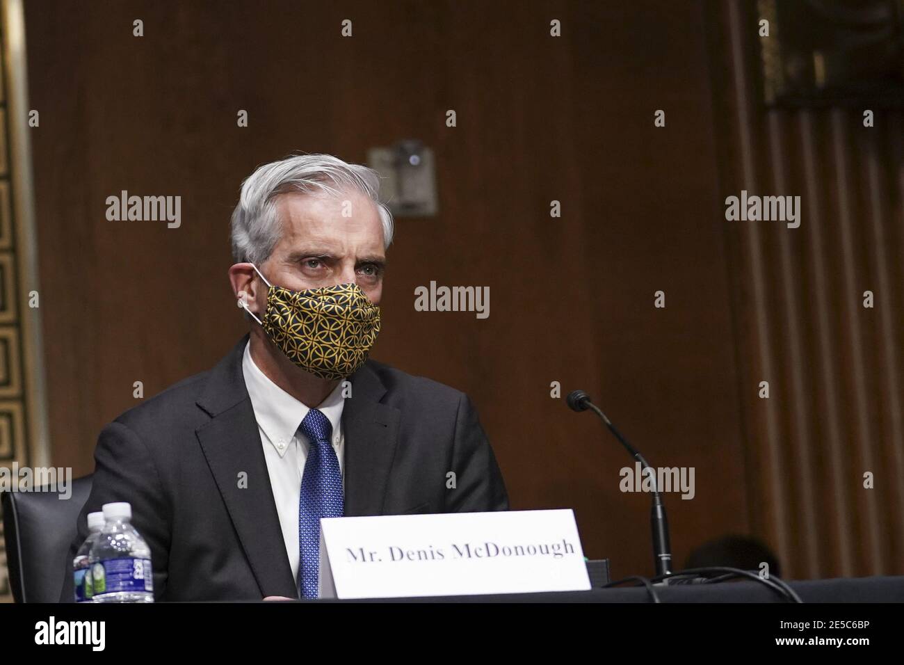 Washington, Usa. Januar 2021. Denis McDonough, US-Sekretär für Veteranen Angelegenheiten (VA) Nominee für US-Präsident Joe Biden, trägt eine Schutzmaske während einer Senate Veterans Affairs Committee Bestätigungsverhandlung in Washington, DC am Mittwoch, 27. Januar 2021. Als Barack Obamas Stabschef überwachte McDonough die Überholung der VA als Reaktion auf den Warteskandal von 2014 und diente zuvor als stellvertretender nationaler Sicherheitsberater. Foto von Sarah Silbiger/UPI Kredit: UPI/Alamy Live Nachrichten Stockfoto