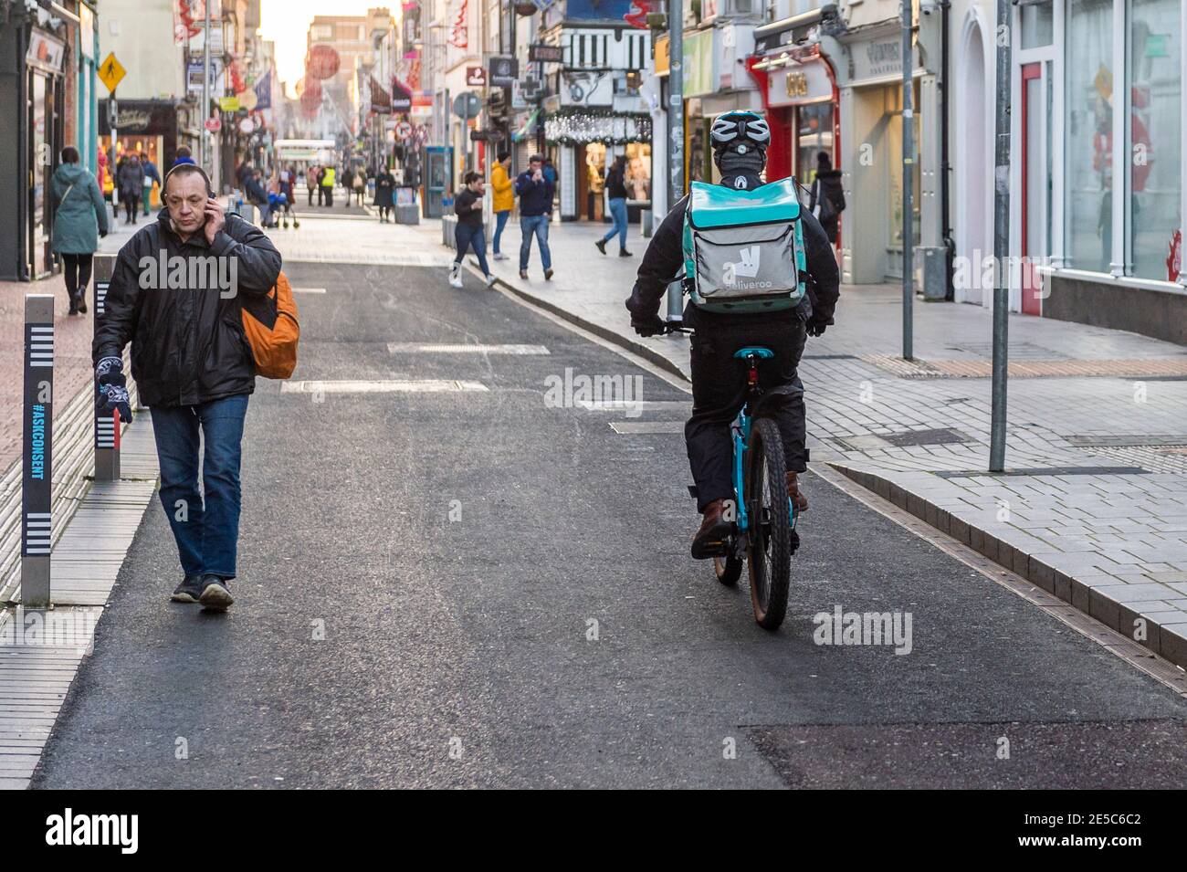 Deliveroo Food Delivery Rider in Cork, Irland. Stockfoto