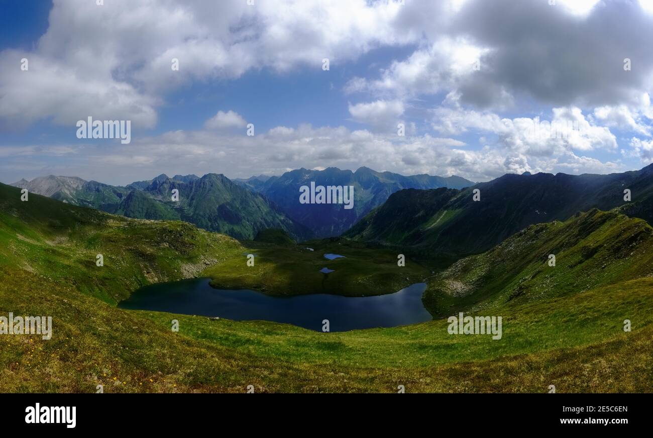 Herrliche Landschaft mit vielen Bergseen und Bergpanorama Anzeigen Stockfoto