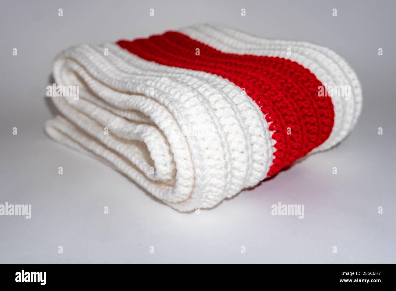 Strickschal weiß rot weiß ordentlich gefaltet Stockfoto