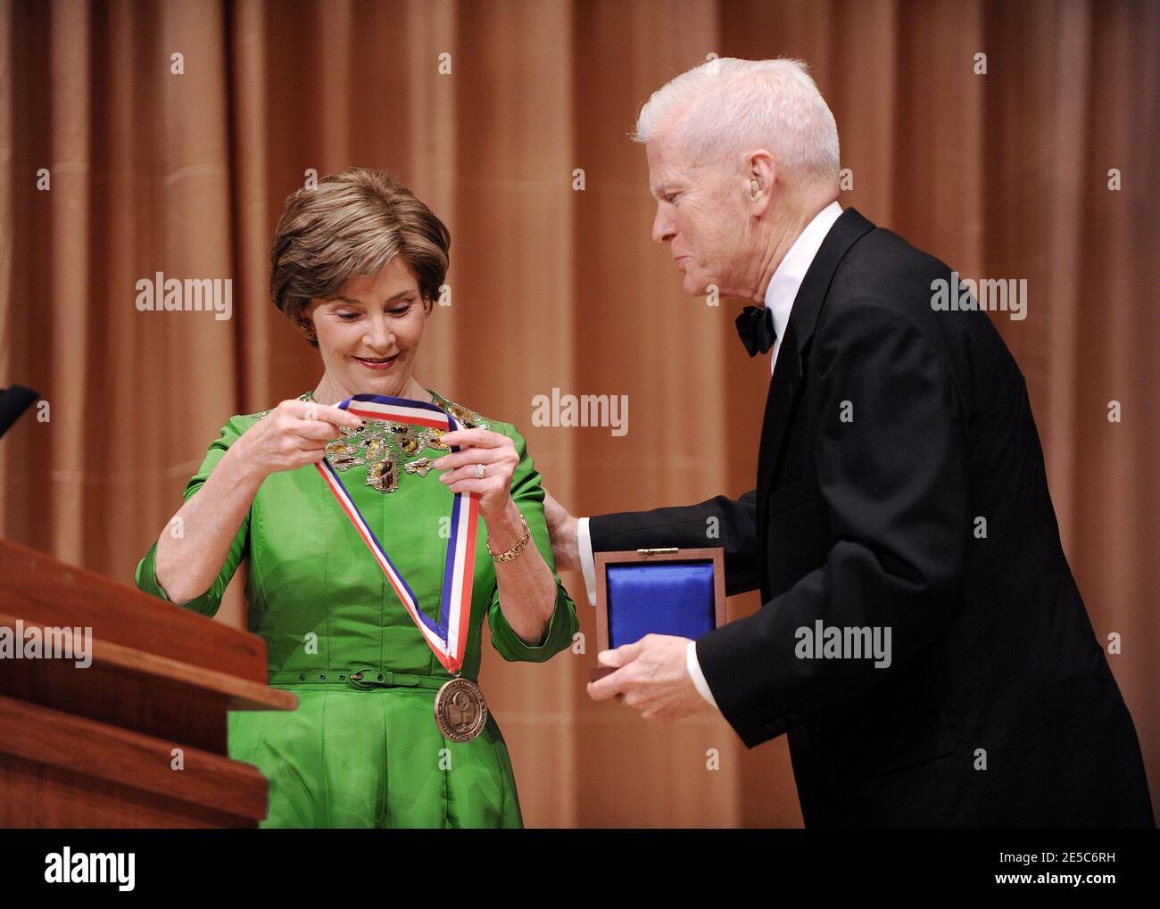 First Lady Laura Bush erhält das Living Legend Medaillon von James Billington, dem Bibliothekar des Kongresses, während der Gala-Performance des National Book Festival 2008 in der Library of Congress in Washington, DC, USA am 26. September 2008. Foto von Olivier Douliery/ABACAPRESS.COM Stockfoto