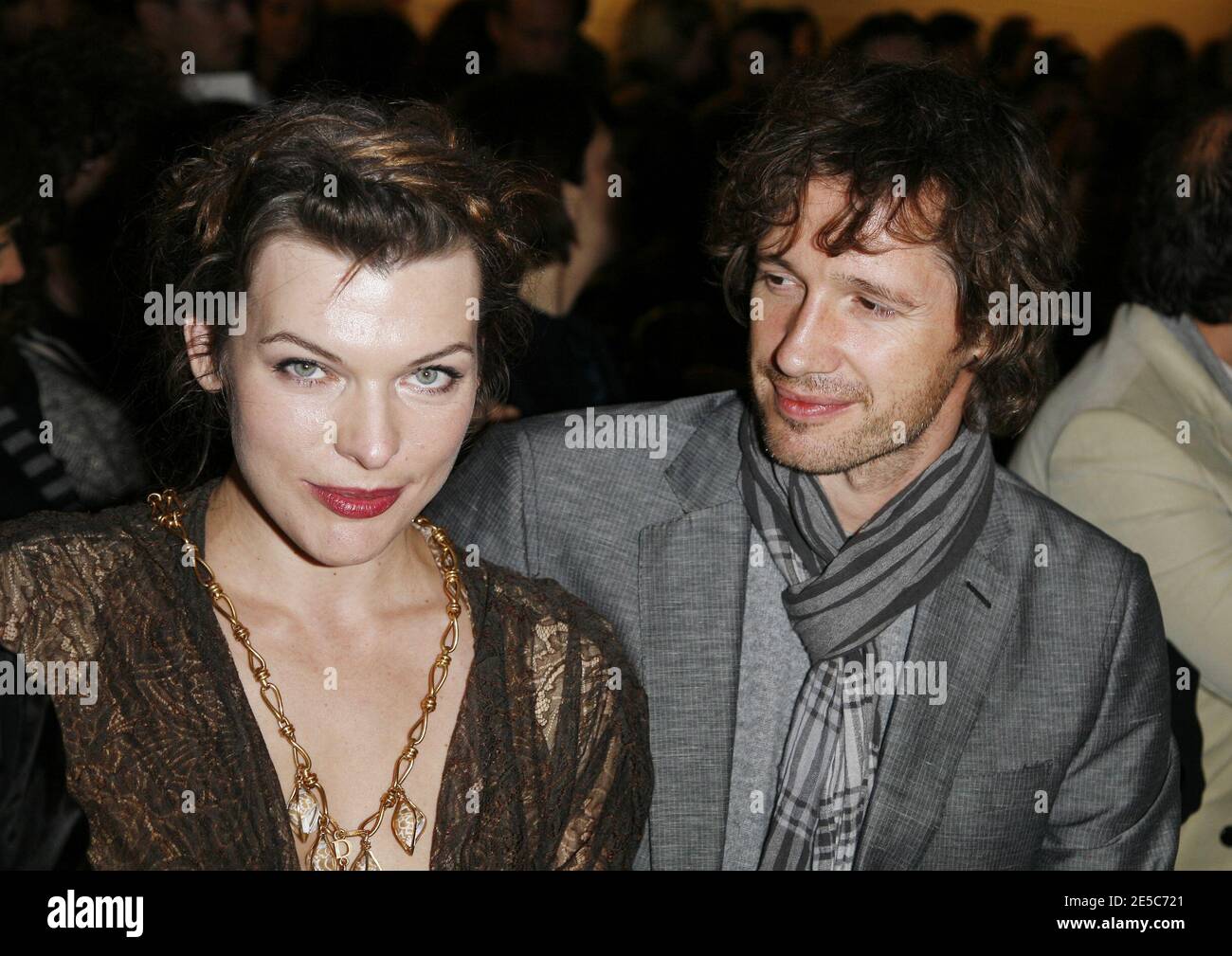 Milla Jovovovich und ihr Mann Paul Anderson bei der Jean-Paul Gaultier Frühjahr-Sommer 2009 Ready-to-wear-Kollektion Show in Paris, Frankreich am 30. September 2008. Foto von Dennis Guignebourg/ABACAPRESS.COM Stockfoto