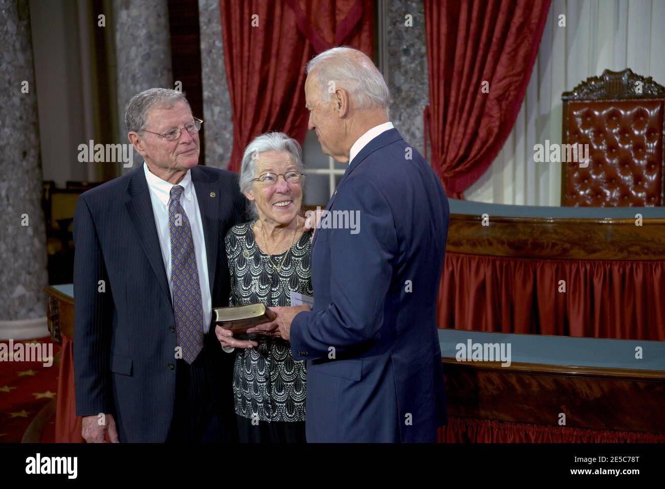 Washington DC, USA, 6. Januar 2015 Senator Jim Inhofe (R-OK) und seine Frau Kay Inhofe halten die Bibel, während Vizepräsident Joe Biden (D) den Amtseid an Inhofe verwaltet Stockfoto