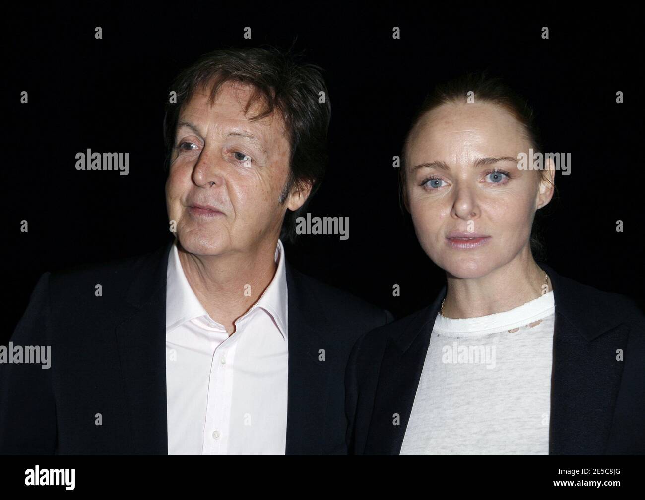 Sir Paul McCartney und seine Tochter Stella McCartney bei der Stella McCartney Spring-Summer 2009 Ready-to-Wear Kollektion Show im Backstage-Bereich in Paris, Frankreich am 2. Oktober 2008. Foto von Denis Guignebourg/ABACAPRESS.COM Stockfoto