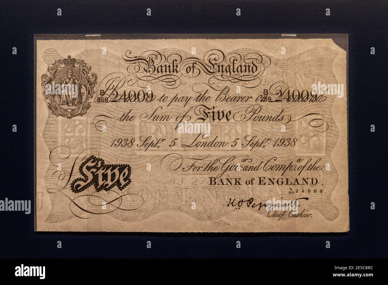 Eine GEFÄLSCHTE Bank of England fünf Pfund-Note (1942-45) produziert in der Nazi-deutschen Sachsenhausen Lager, The Money Gallery, Ashmolean Museum, Oxford, Großbritannien. Stockfoto