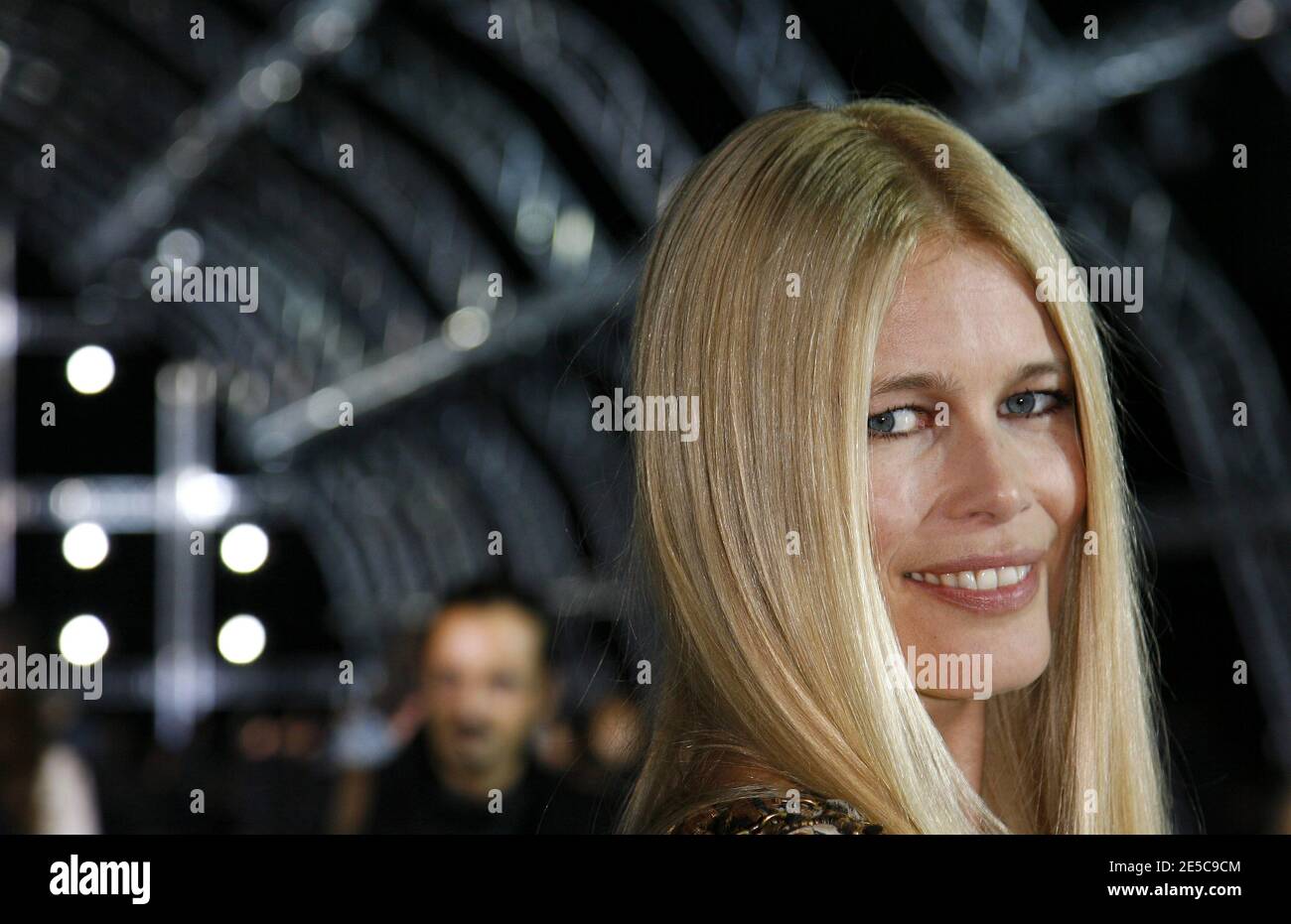 Claudia Schiffer nimmt an der Frühjahr-Sommer 2009 Ready-to-Wear Kollektion Show von Yves Saint Laurent am 2. Oktober 2008 in Paris, Frankreich, Teil. Foto von Marco Vitchi/ABACAPRESS.COM Stockfoto