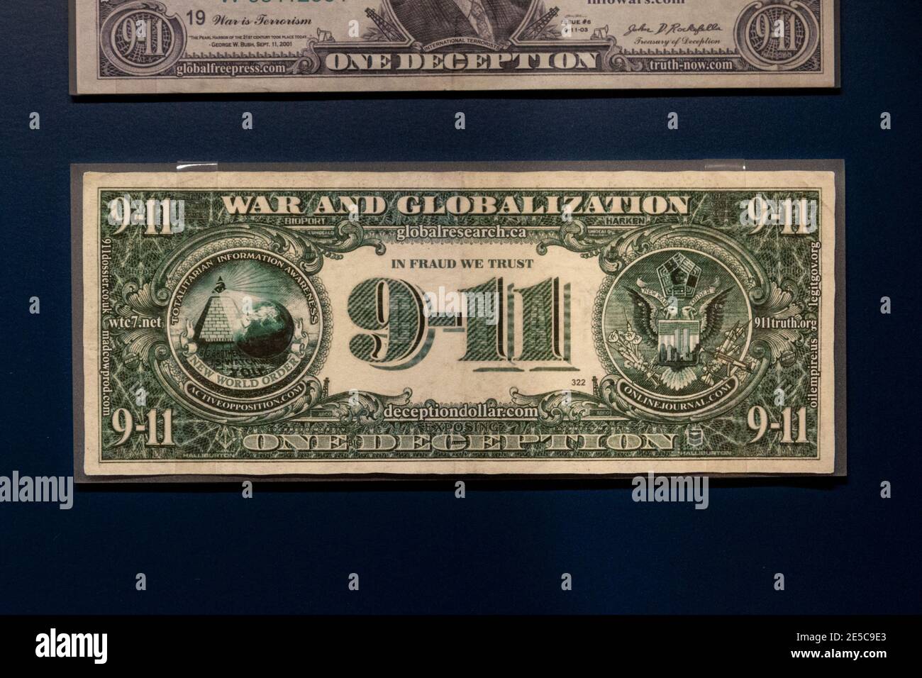 Eine Kopie des Propagandagesetzes, die einer Note von $1,00 ähnelt, die nach den Anschlägen von 9/11 (2001) gedruckt wurde, Money Gallery, Ashmolean Museum, Oxford, Großbritannien Stockfoto