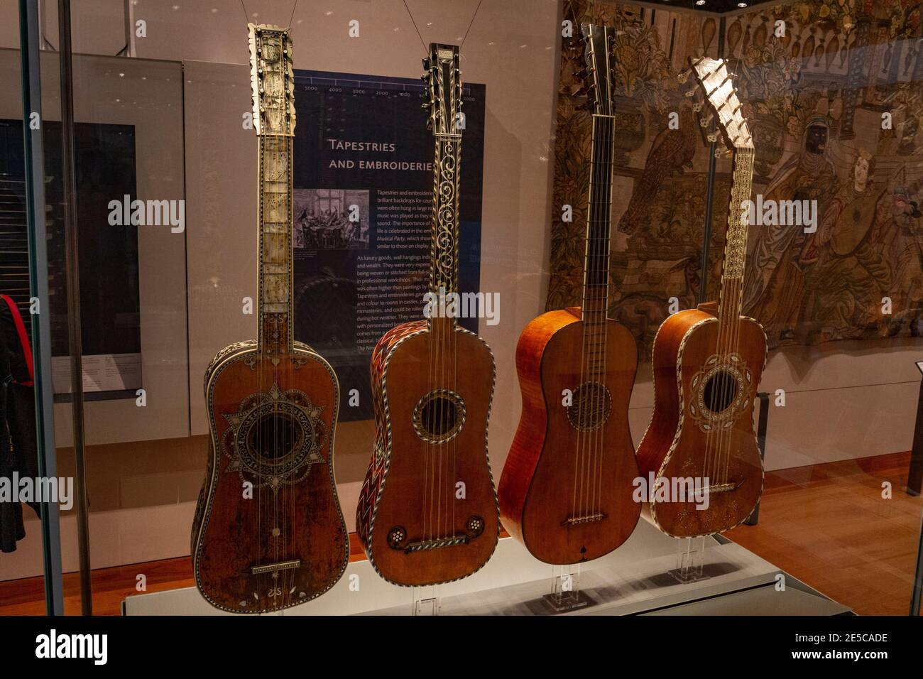 Gitarrendisplay, von (L-R) Giorgio Sellas, Rene Voboam, Antonio Stradavari & Antonio dos Santos Vieira, Ashmolean Museum, Oxford, UK. Stockfoto