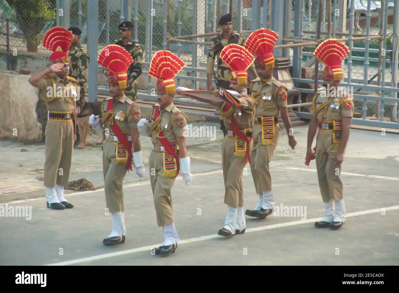 Indische Soldaten mit Nationalflagge bei der flaggensenkungszeremonie Wagah, Rajasthan, Indien Stockfoto
