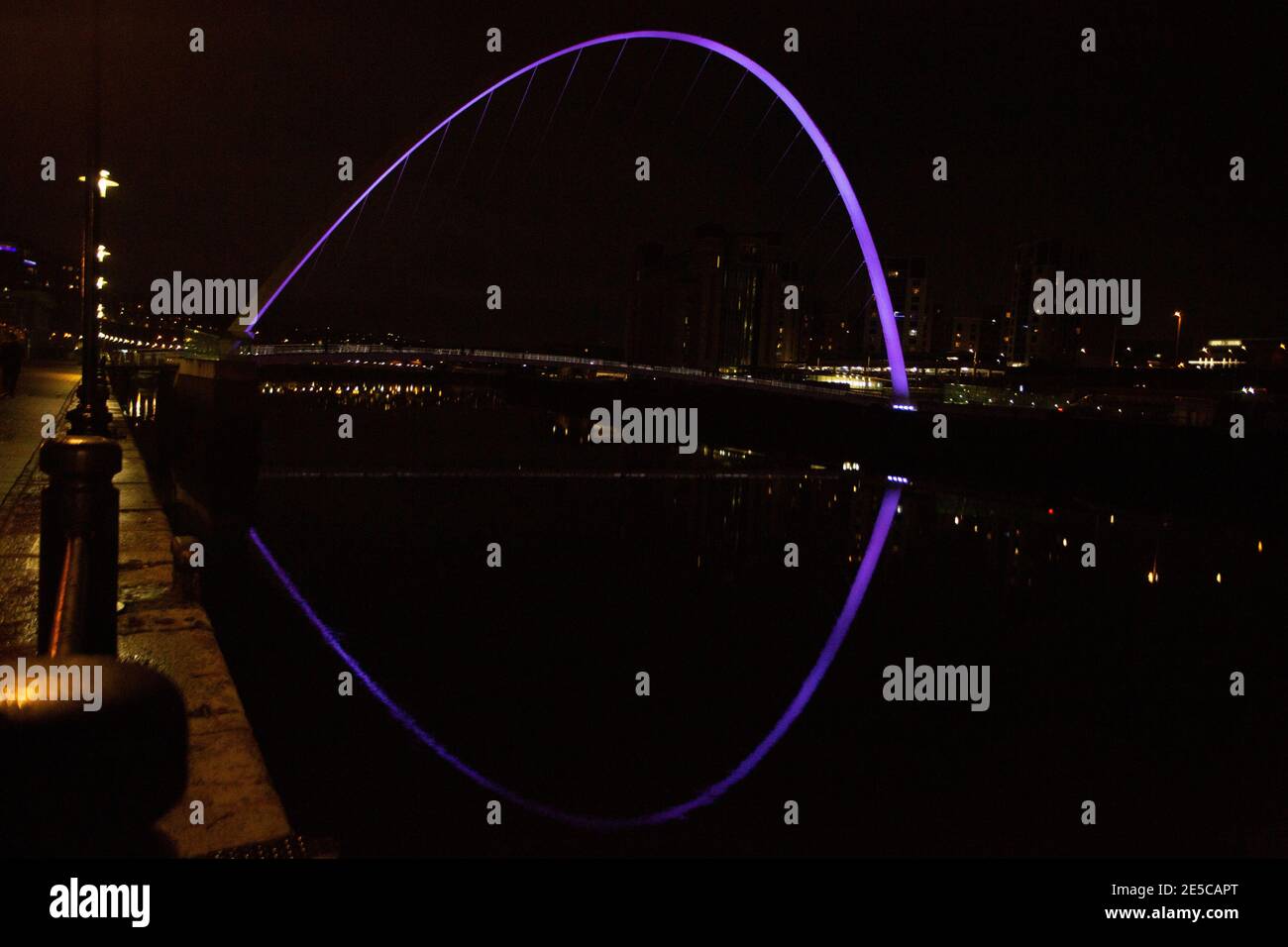 Gateshead, Großbritannien. Januar 2021. Großbritannien, Gatesheads Millenium Brücke ist lila beleuchtet, um Holocaust-Gedenktag zu gedenken. Januar 27, 2021 Credit Dan-Cooke/Alamy Live News Stockfoto