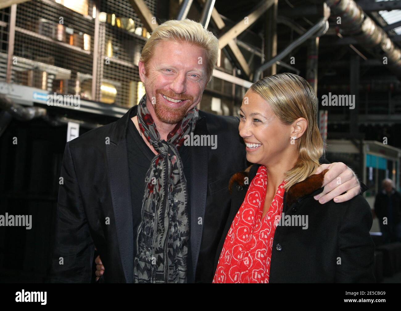 Boris Becker und seine Freundin Model Sandy Meyer Woelden bei der Talbot Runhof Spring Summer 2009 Ready-to-wear Kollektion Show am 4. Oktober 2008 in Paris, Frankreich. Foto von Denis Guignebourg/ABACAPRESS.COM Stockfoto