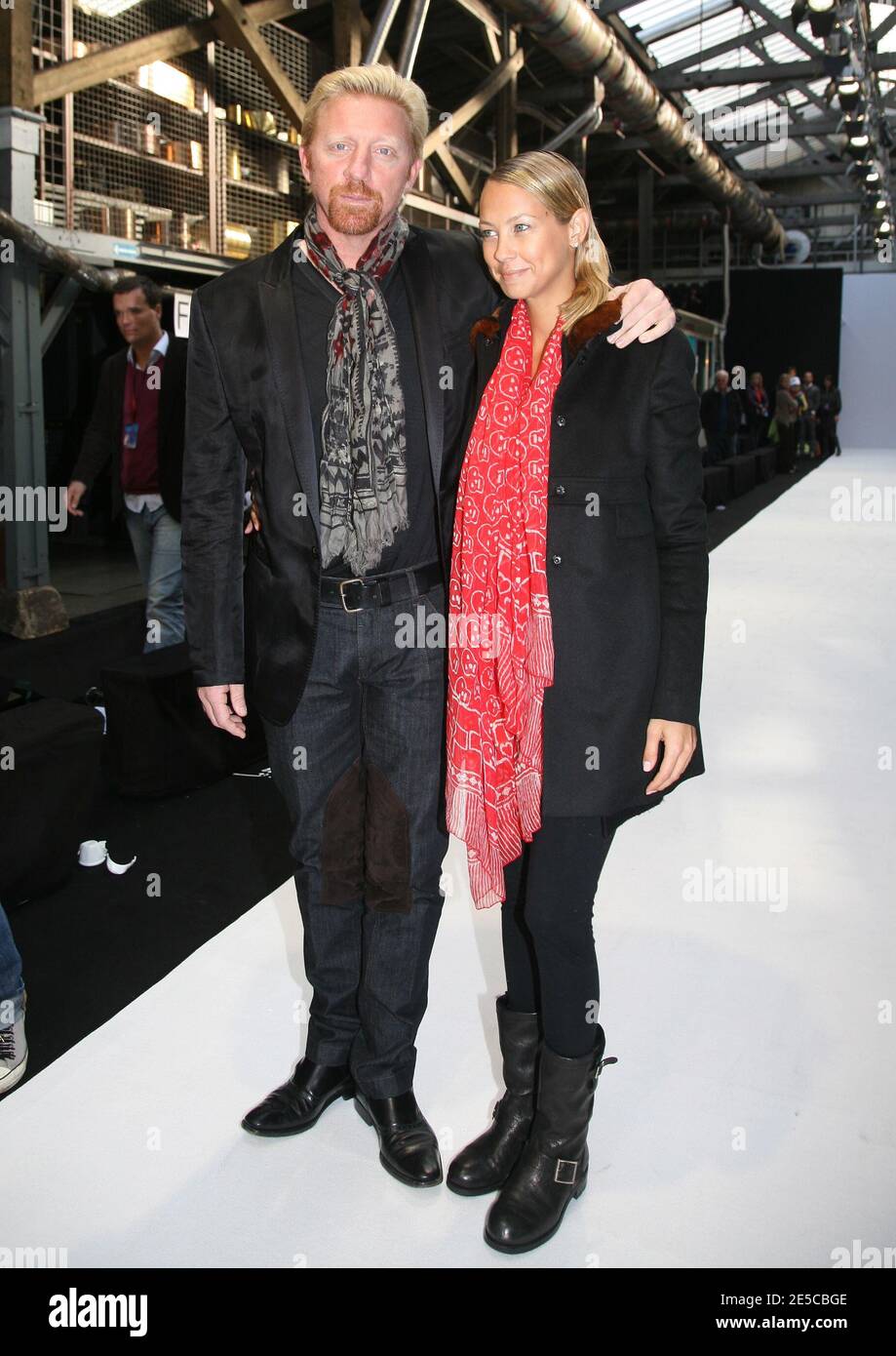 Boris Becker und seine Freundin Model Sandy Meyer Woelden bei der Talbot Runhof Spring Summer 2009 Ready-to-wear Kollektion Show am 4. Oktober 2008 in Paris, Frankreich. Foto von Denis Guignebourg/ABACAPRESS.COM Stockfoto