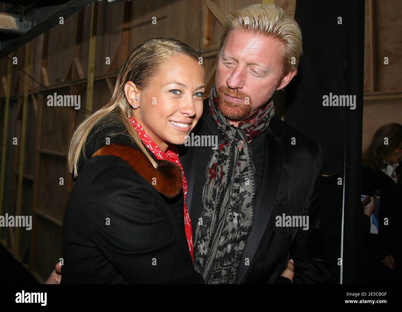 Boris Becker und seine Freundin Model Sandy Meyer Woelden bei der Talbot Runhof Spring Summer 2009 Ready-to-wear Kollektion Show am 4. Oktober 2008 in Paris, Frankreich. Foto von Denis Guignebourg/ABACAPRESS.COM Stockfoto