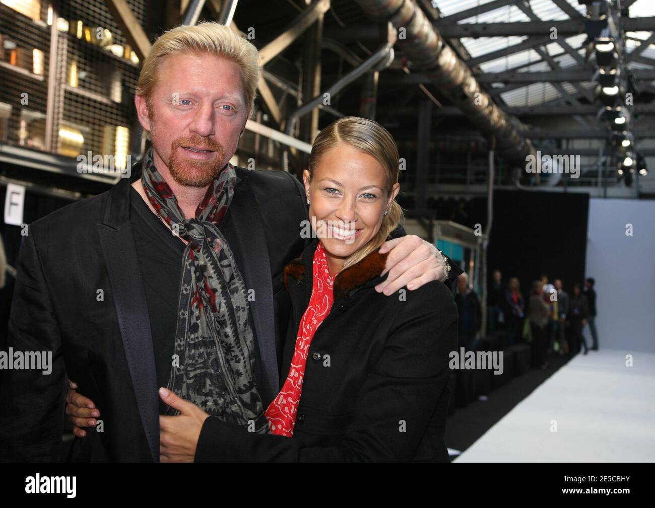 Boris Becker und seine Freundin Model Sandy Meyer Woelden bei der Talbot Runhof Spring Summer 2009 Ready-to-wear Kollektion Show am 4. Oktober 2008 in Paris, Frankreich. Foto von Denis Guignebourg/ABACAPRESS.COM Stockfoto