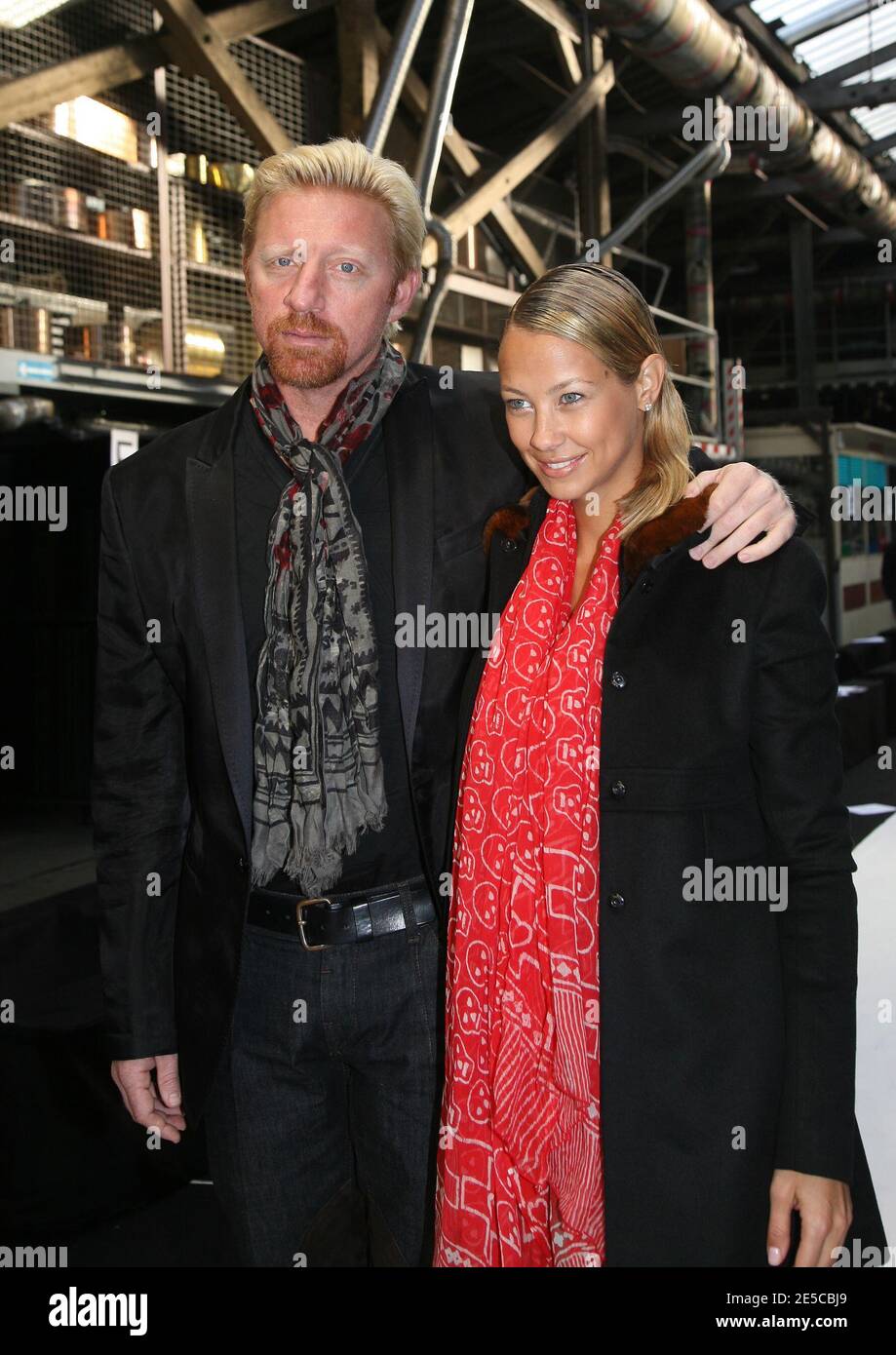 Boris Becker und seine Freundin Model Sandy Meyer Woelden bei der Talbot Runhof Spring Summer 2009 Ready-to-wear Kollektion Show am 4. Oktober 2008 in Paris, Frankreich. Foto von Denis Guignebourg/ABACAPRESS.COM Stockfoto