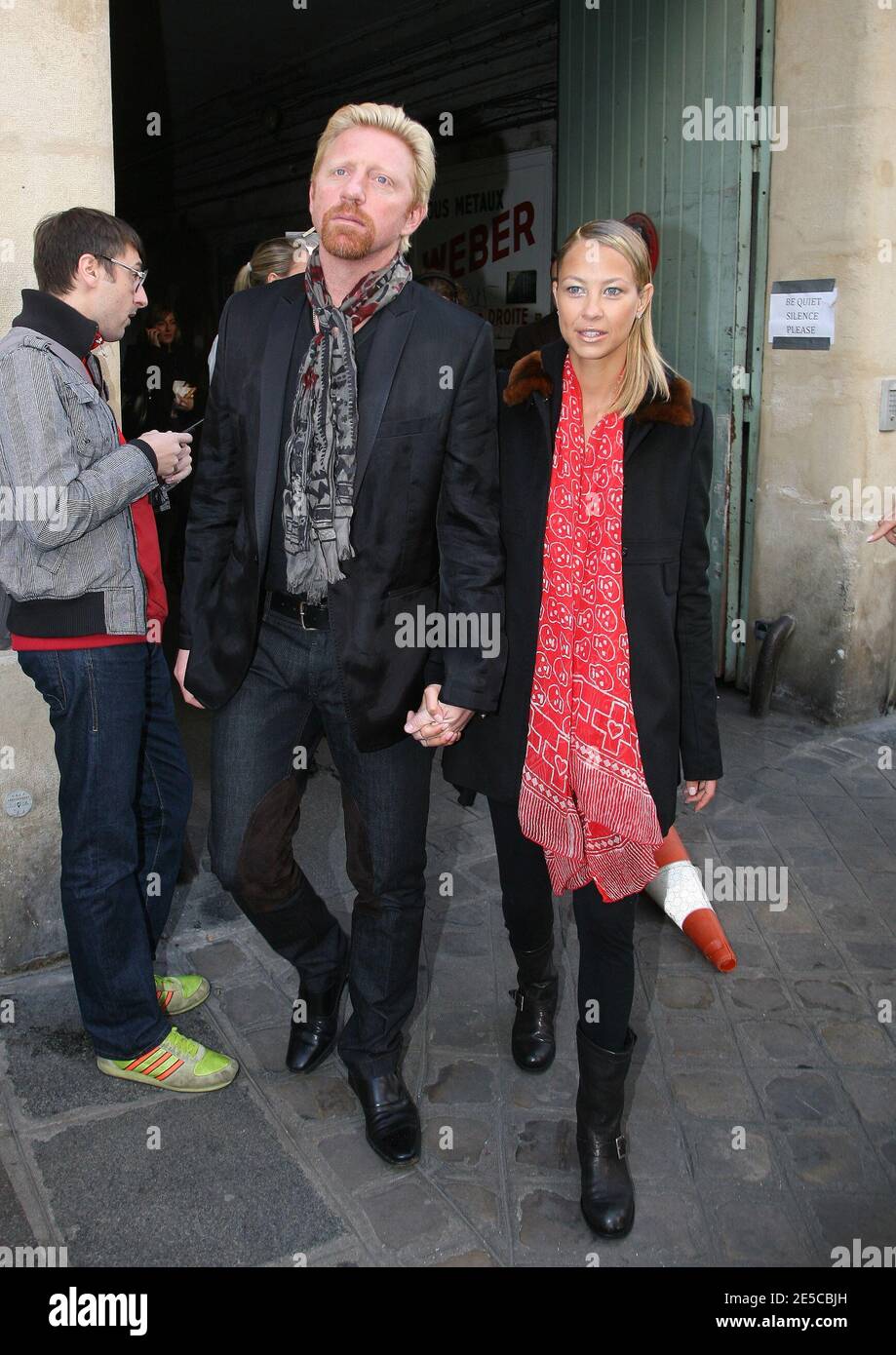 Boris Becker und seine Freundin Model Sandy Meyer Woelden bei der Talbot Runhof Spring Summer 2009 Ready-to-wear Kollektion Show am 4. Oktober 2008 in Paris, Frankreich. Foto von Denis Guignebourg/ABACAPRESS.COM Stockfoto