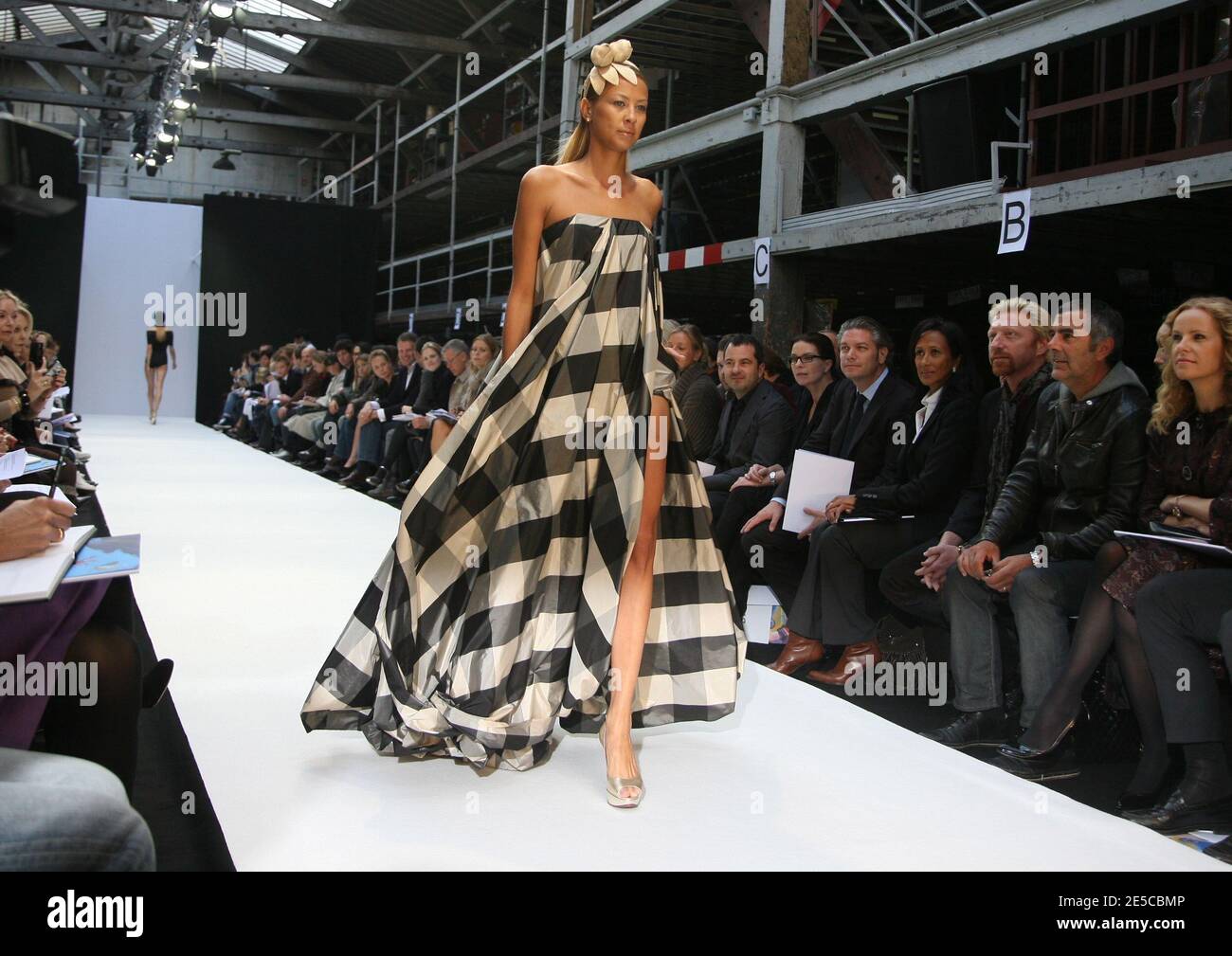 Boris Becker und seine Freundin Model Sandy Meyer Woelden bei der Talbot Runhof Spring Summer 2009 Ready-to-wear Kollektion Show am 4. Oktober 2008 in Paris, Frankreich. Foto von Denis Guignebourg/ABACAPRESS.COM Stockfoto