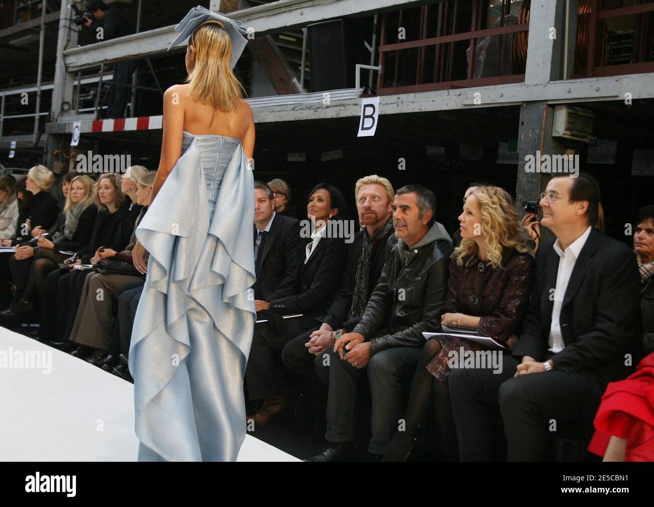 Boris Becker und seine Freundin Model Sandy Meyer Woelden bei der Talbot Runhof Spring Summer 2009 Ready-to-wear Kollektion Show am 4. Oktober 2008 in Paris, Frankreich. Foto von Denis Guignebourg/ABACAPRESS.COM Stockfoto