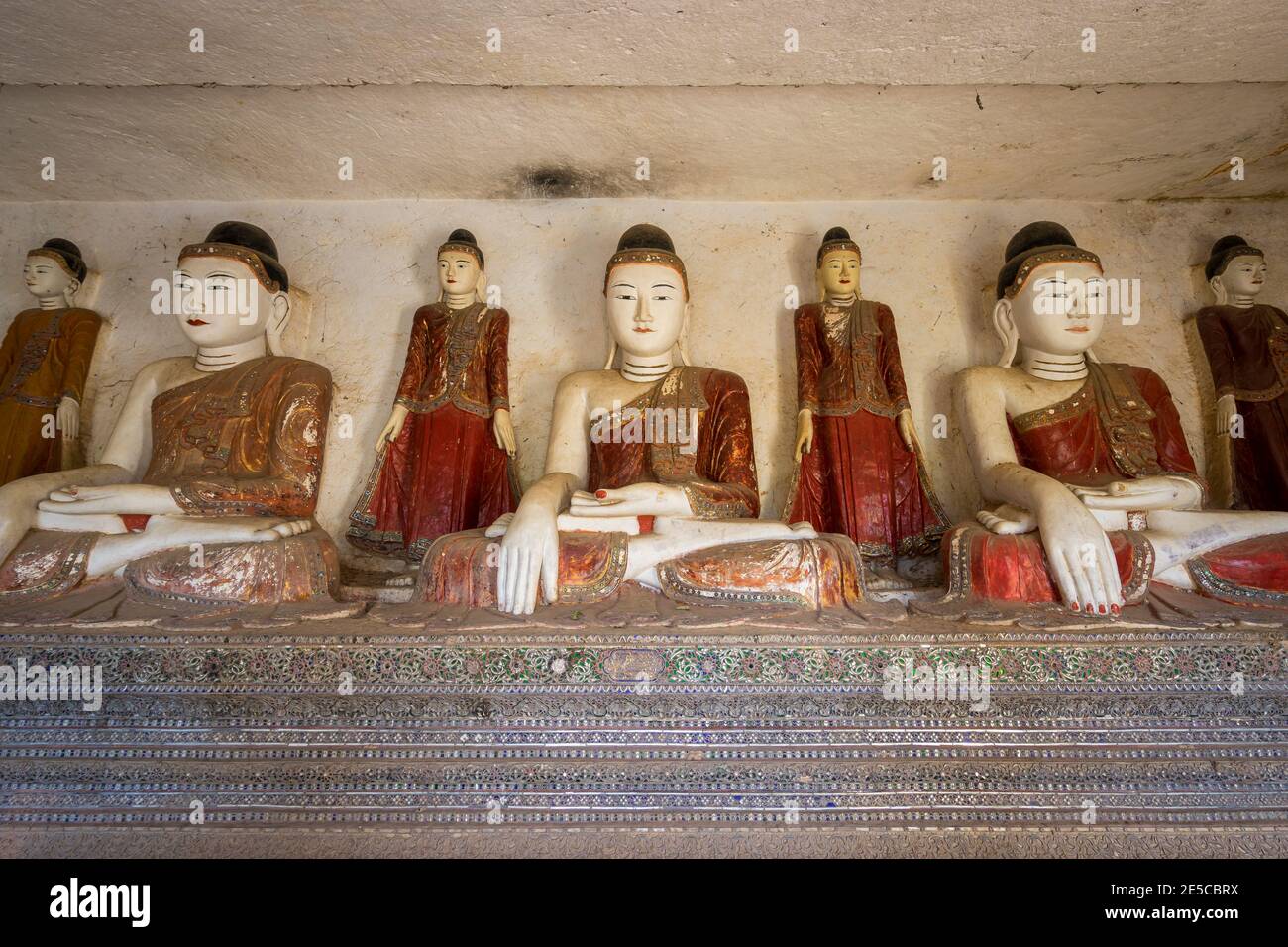 Sitzende Buddha-Statuen in HPO Win Daung Höhlen (AKA Phowintau Stockfoto