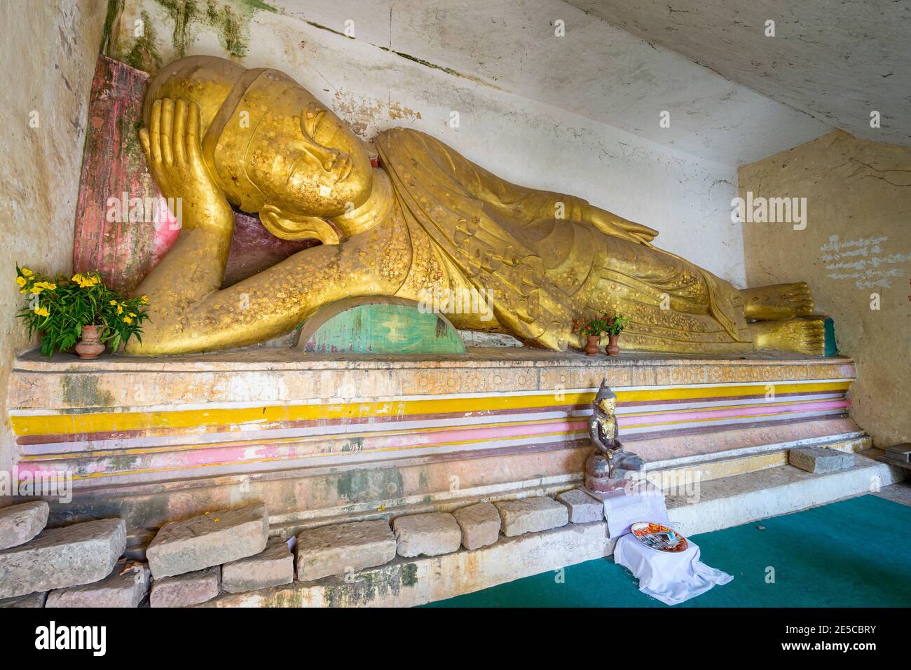 Liegende Buddha-Statue in den HPO Win Daung Höhlen (AKA Phowinta Stockfoto
