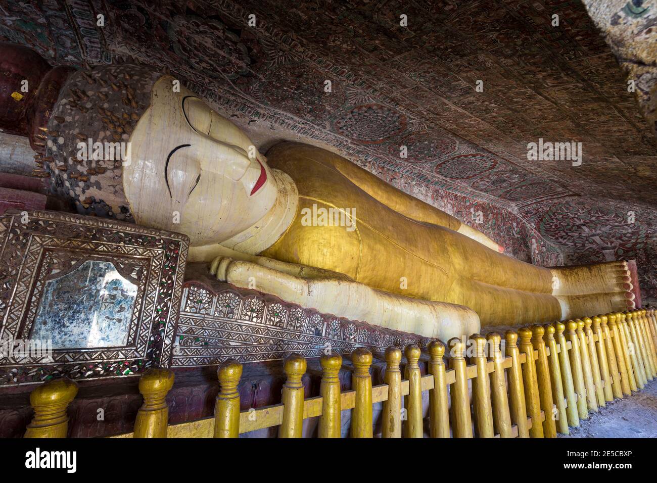 Liegende Buddha-Statue in den HPO Win Daung Höhlen (AKA Phowinta Stockfoto