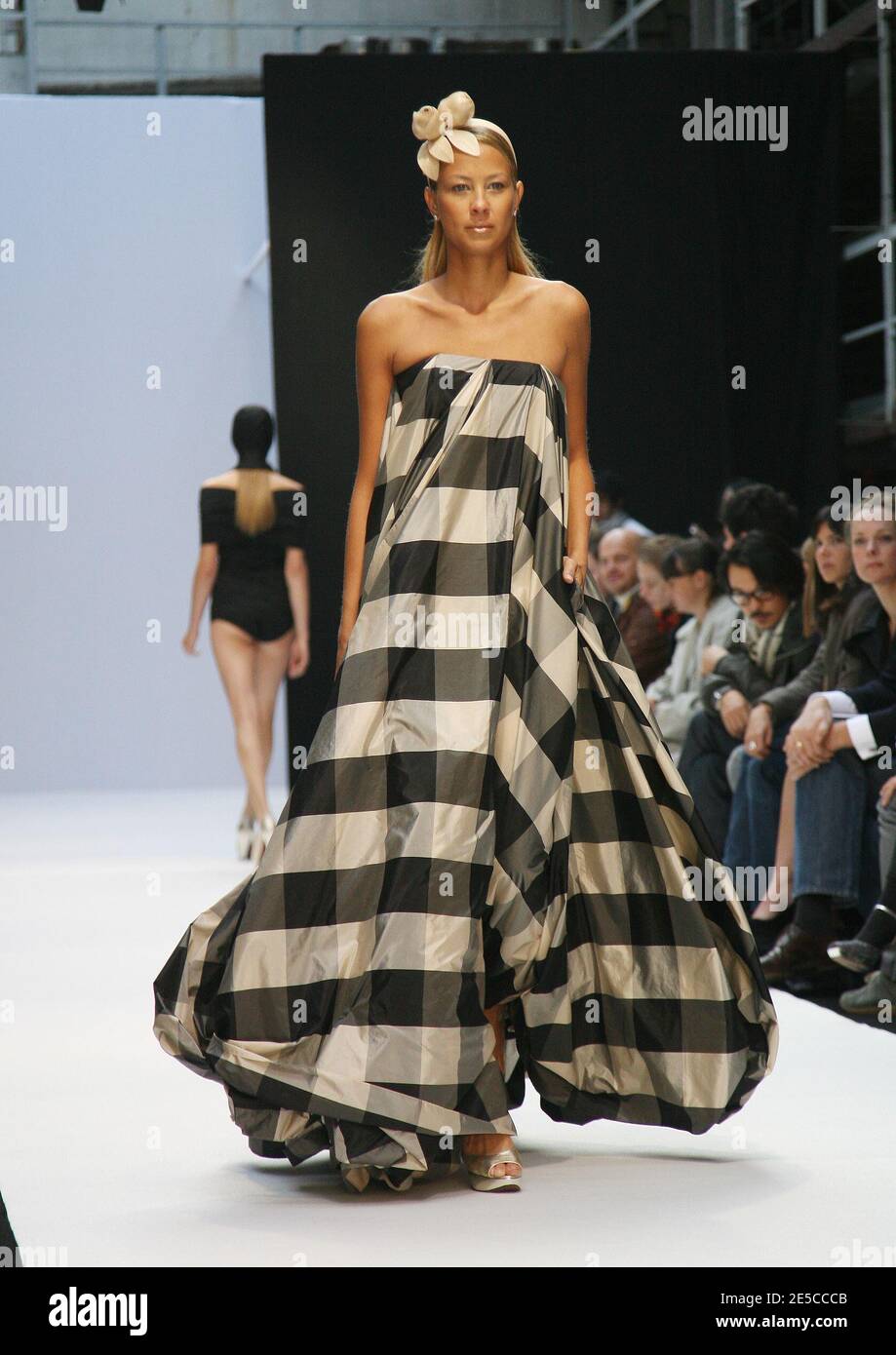 Sandy Meyer-Woelden zeigt eine Kreation der deutschen Designer Johnny Talbot und Adrian Runhof für ihre Spring Summer 2009 Ready-to-Wear-Kollektion am 5. Oktober 2008 in Paris, Frankreich. Foto von Denis Guignebourg/ABACAPRESS.COM Stockfoto