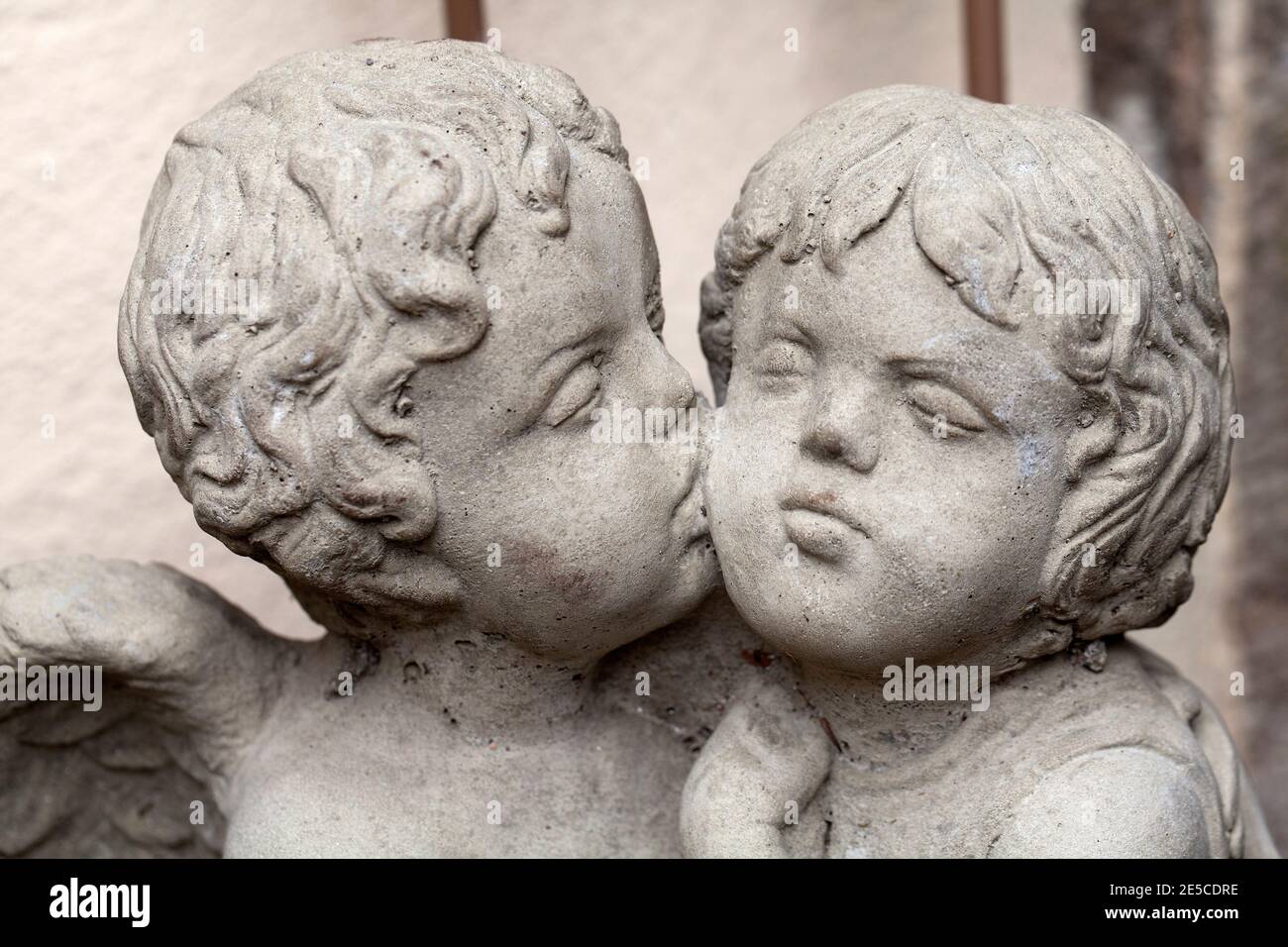 Figur von zwei Engeln küssen Stockfoto