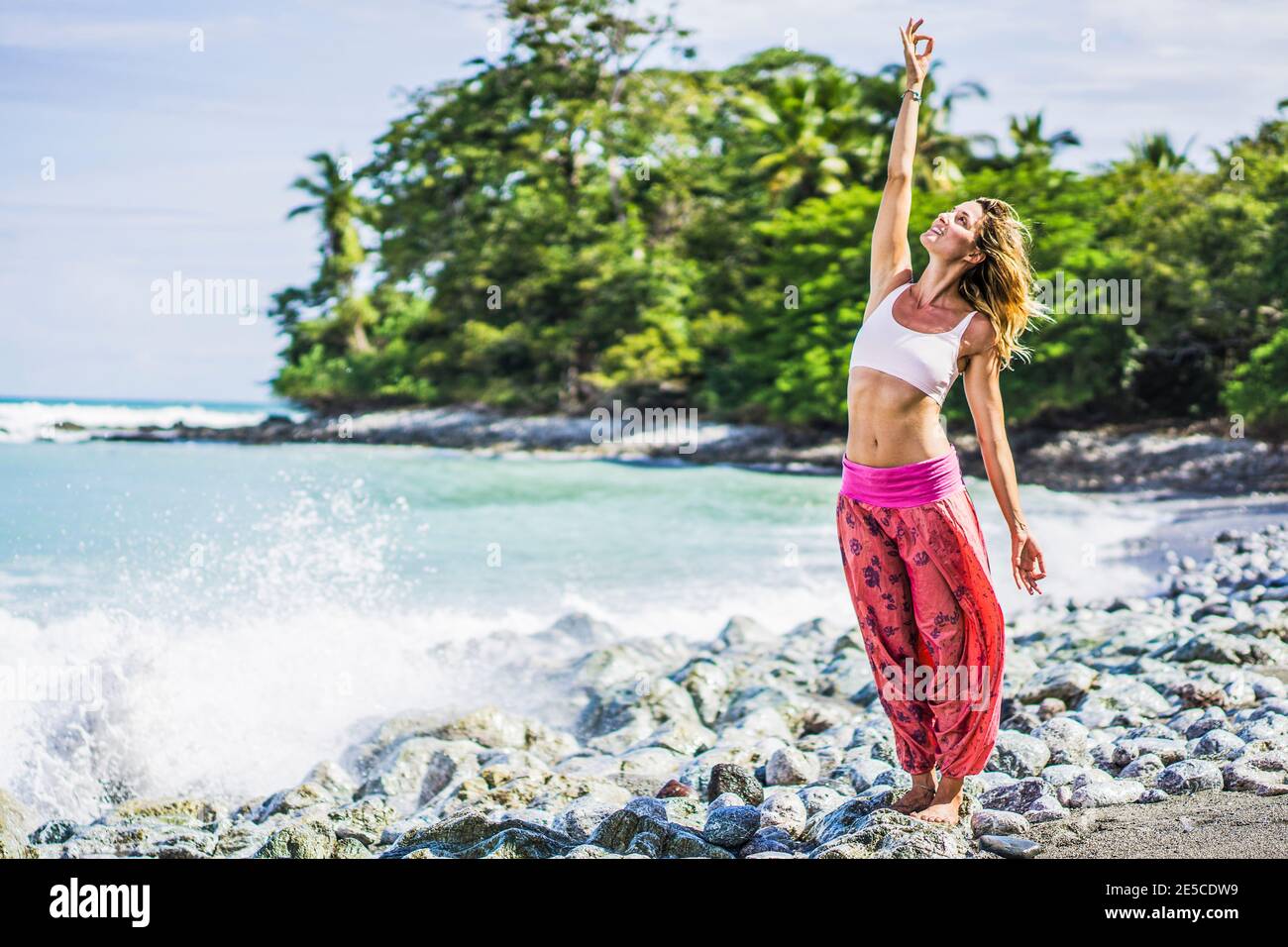 Weibliche Yogi in spiritueller Position am Strand, Costa rica, Mittelamerika Stockfoto