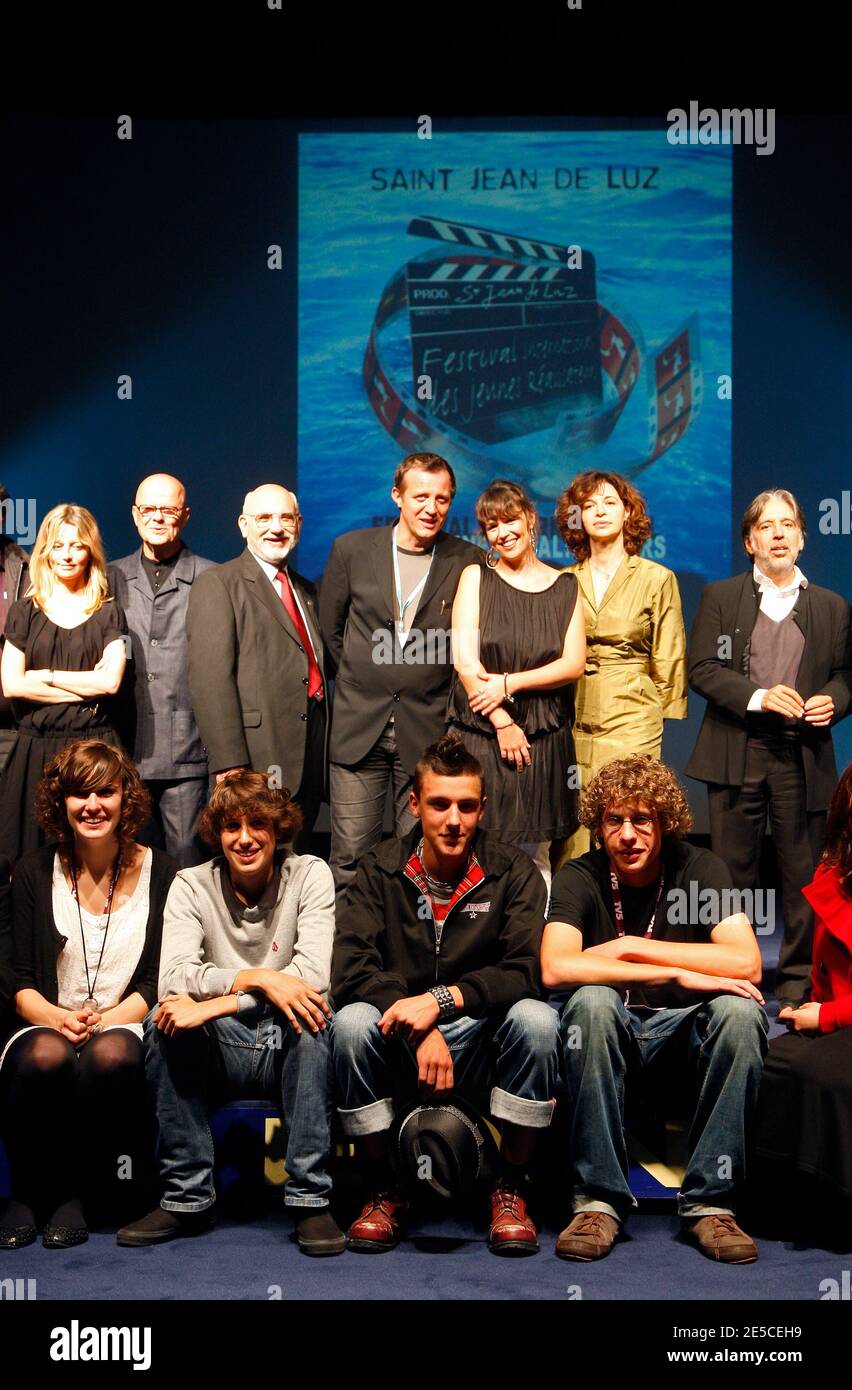 Die Jurymitglieder Ariel Zeitoun, Anna Galiena, Carmelo Romero, Delphine Gleize und Alfred, zusammen mit den Kurzfilmjury-Mitgliedern Laure Marsac und Bruno Danan, besuchen am 7. Oktober 2008 die Eröffnung des 13. Internationalen Filmfestivals Saint-Jean-de-Luz in Saint-Jean de Luz, Frankreich. Foto von Patrick Bernard/ABACAPRESS.COM Stockfoto