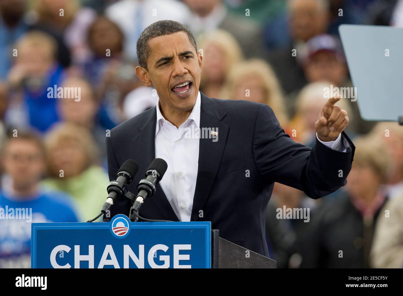 Barack Obama hält seine Rede während seiner "Veränderung, die wir brauchen" auf den Tribünen der Indiana State Fairgrounds in Indianapolis, IN, USA am 8. Oktober 2008. Foto von Joseph Foley/ABACAPRESS.COM Stockfoto