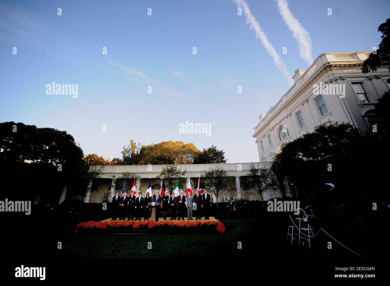 US-Präsident George W. Bush spricht während einer Erklärung mit den G7-Finanzministern und den Leitern internationaler Finanzinstitutionen am 11. Oktober 2008 im Rosengarten des Weißen Hauses in Washington, DC. Von links: Gouverneur der italienischen Zentralbank Mario Draghi, Jean-Claude Juncker, IWF-Geschäftsführer Dominique Strauss-Kahn, Präsident der Europäischen Zentralbank Jean-Claude Trichet, japanischer Finanzminister Shoichi Nakagawa, US-Außenministerin Condoleezza Rice, US-Finanzminister Henry Paulson, französische Finanzminister Christine Lagarde, kanadischer Finanzminister Jim Flaherty, britischer Kanzler o Stockfoto