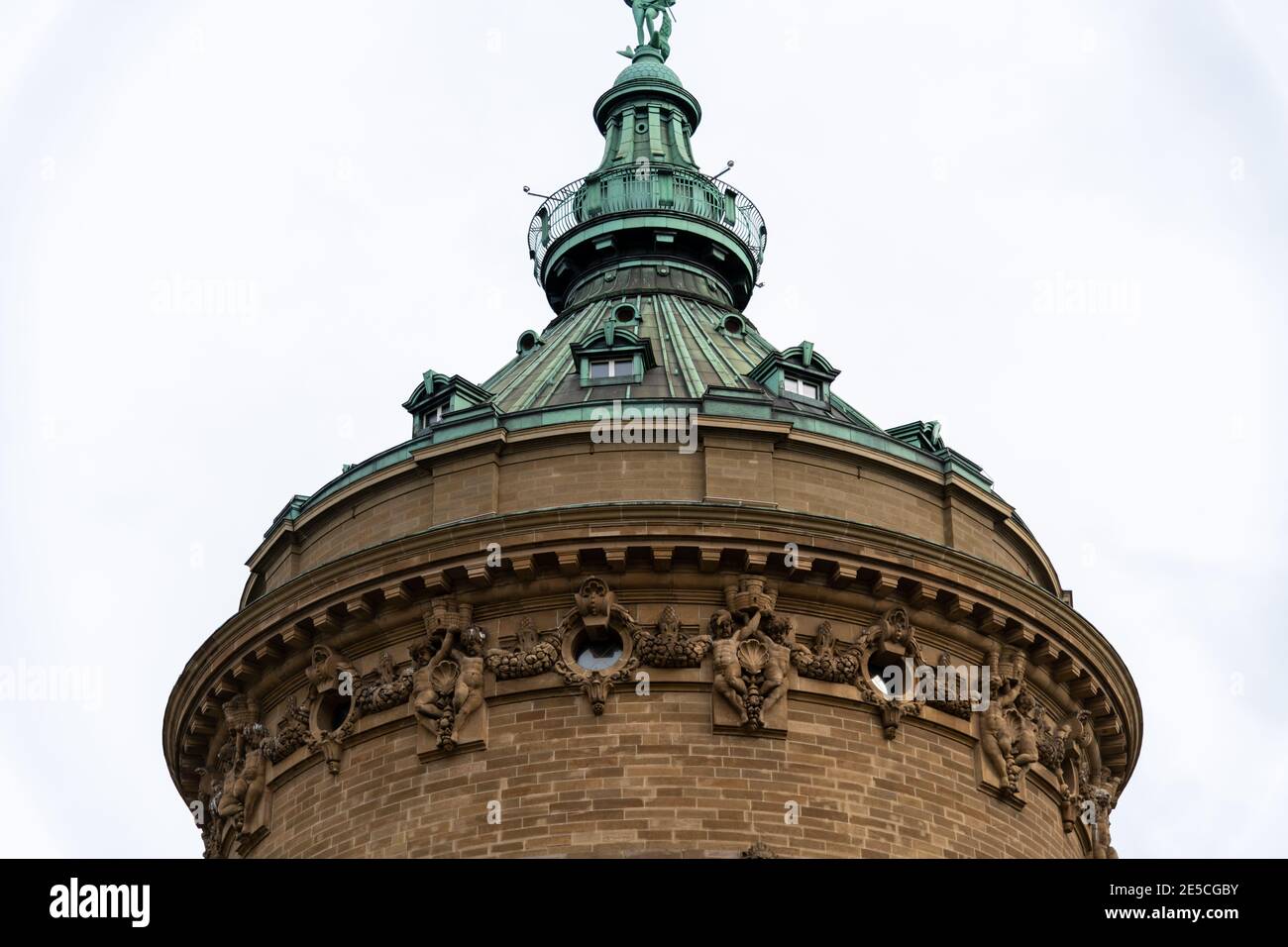 Wasserturm Wahrzeichen, Wasserturm in Mannheim, Baden-Württemberg, Deutschland an einem bewölkten Tag Stockfoto