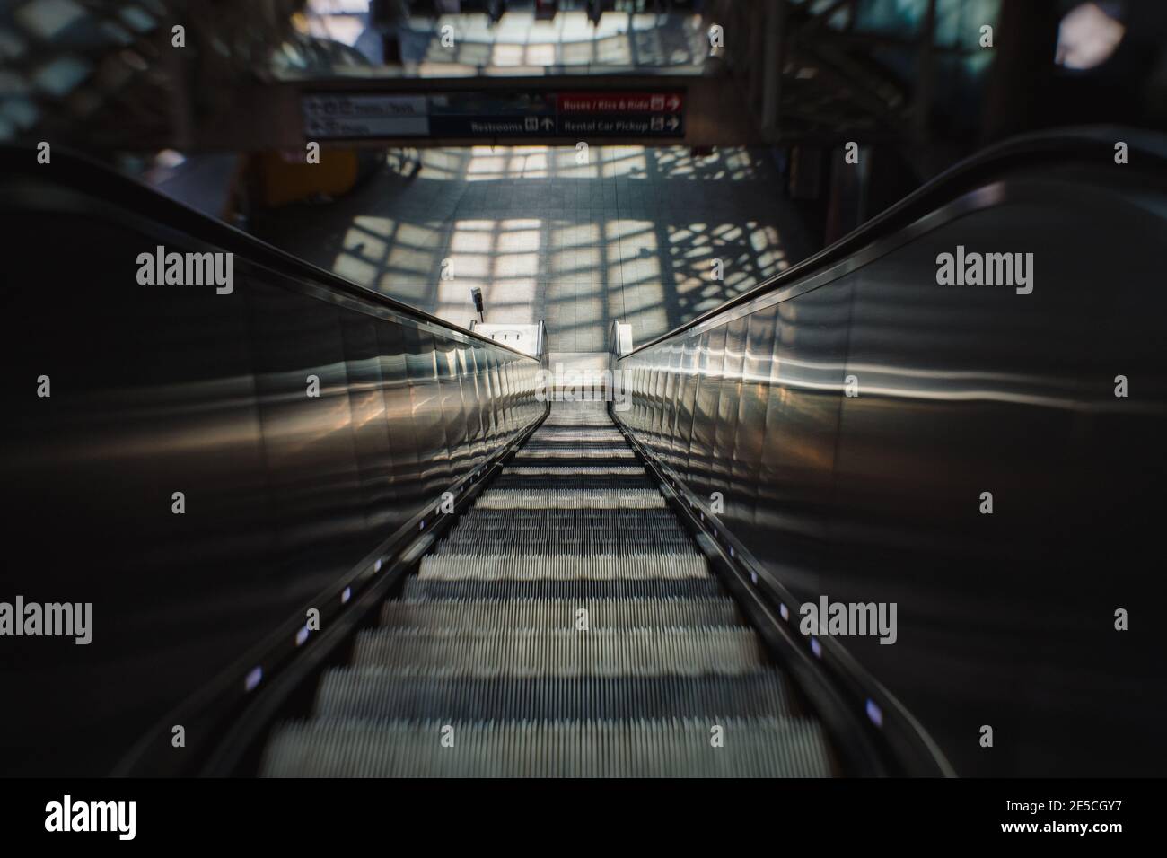 Blick auf die Rolltreppe mit Schatten und Linien von unten fenster Stockfoto