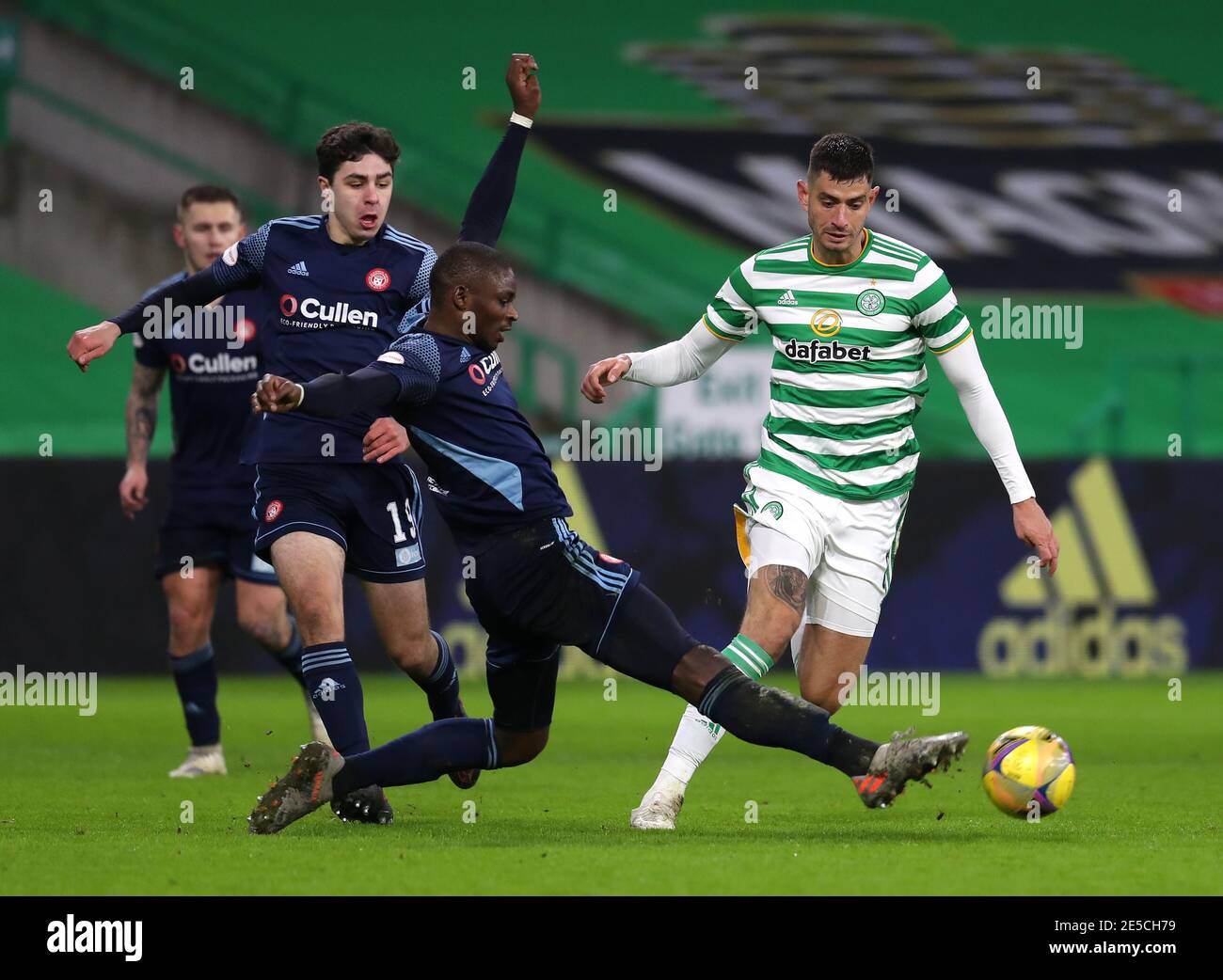 Hamilton Academical's Hakeem Odofin (links) und Celtic's NIR Bitton kämpfen während des Ladbrokes Scottish Premiership Spiels im Celtic Park, Glasgow, um den Ball. Bilddatum: Mittwoch, 27. Januar 2021. Stockfoto