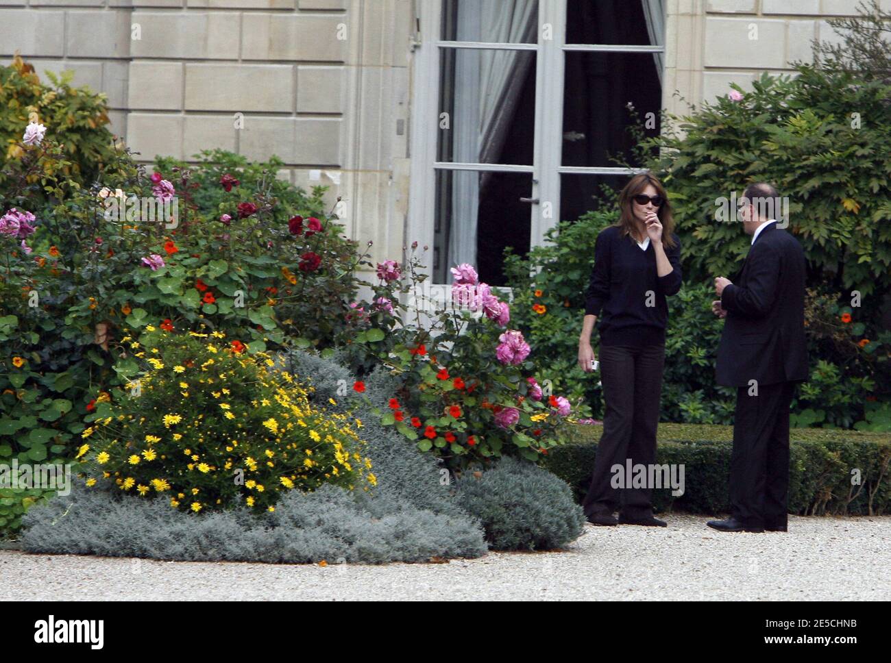 First Lady Carla Bruni-Sarkozy im Elysee-Garten, während sein Mann Nicolas Sarkozy die europäischen Staats- und Regierungschefs und Vertreter der Eurogruppe zu einem Notfalltreffen empfing, um sich auf spezifische, gesamteuropäische Maßnahmen zu einigen, um den zermürbten Finanzsektor zu stützen und die Marktpanik zu stoppen. Paris, Frankreich, 12. Oktober 2008. Foto von Bernard Bisson/ABACAPRESS.COM Stockfoto