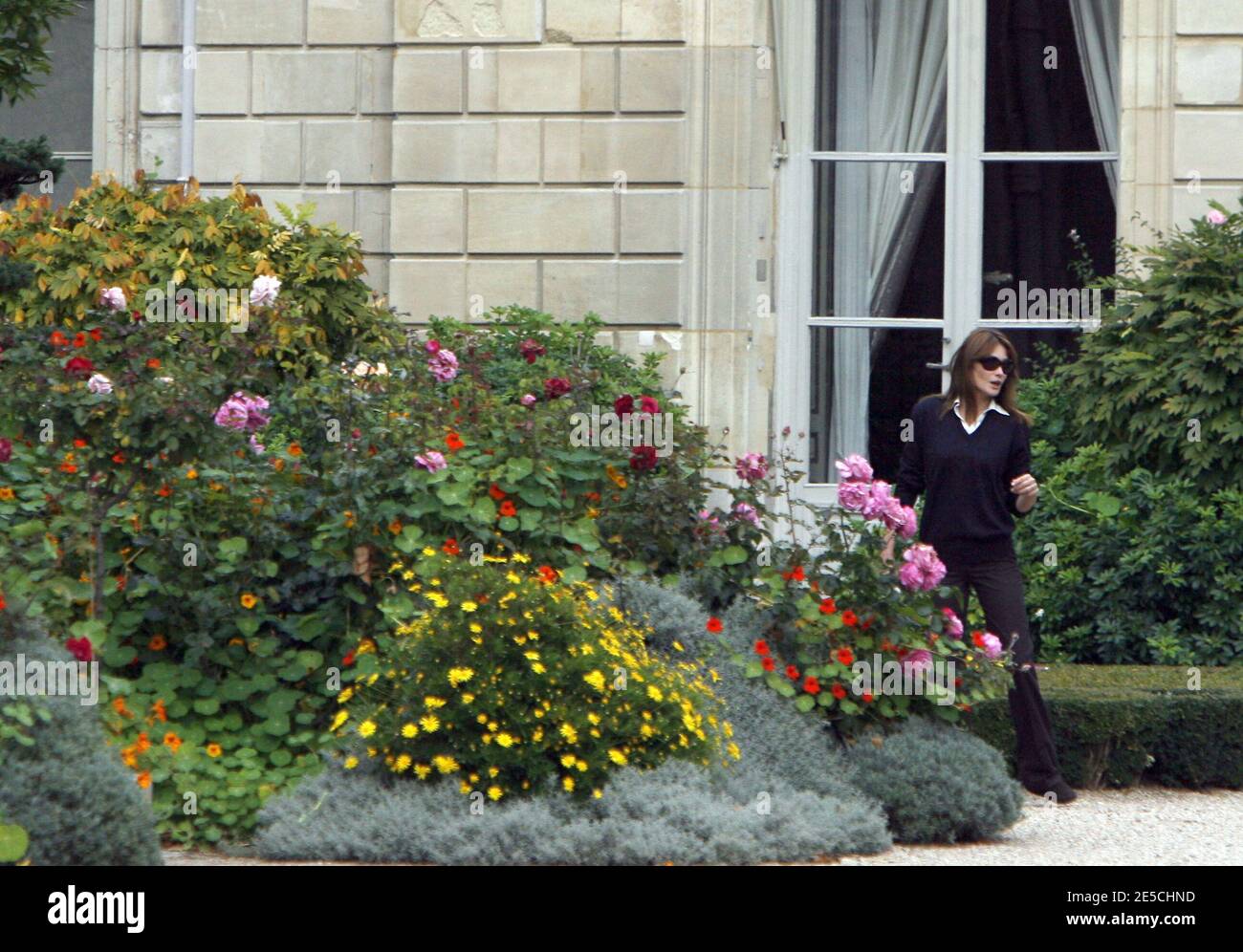 First Lady Carla Bruni-Sarkozy im Elysee-Garten, während sein Mann Nicolas Sarkozy die europäischen Staats- und Regierungschefs und Vertreter der Eurogruppe zu einem Notfalltreffen empfing, um sich auf spezifische, gesamteuropäische Maßnahmen zu einigen, um den zermürbten Finanzsektor zu stützen und die Marktpanik zu stoppen. Paris, Frankreich, 12. Oktober 2008. Foto von Bernard Bisson/ABACAPRESS.COM Stockfoto