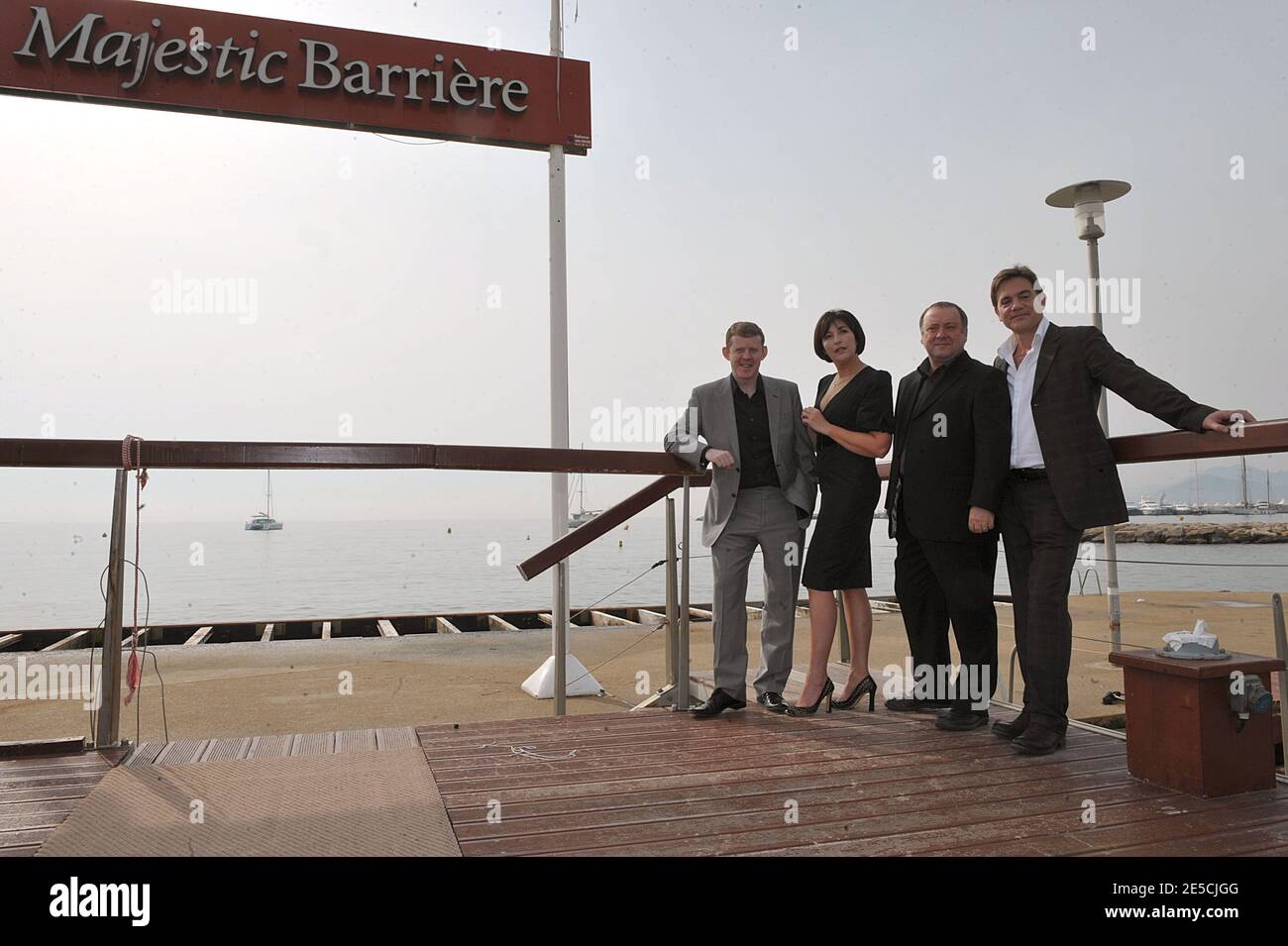 Die britischen Schauspieler John Michie, Blythe Duff, Colin McCredie und Alex Norton posieren eine Fotoserie, um den 25. Jahrestag der Serie 'Taggart' im britischen Fernsehen im Rahmen der 24. MIPCOM 2008 in Cannes, Frankreich am 13. Oktober 2008 zu feiern. Foto von Giancarlo Gorassini/ABACAPRESS.COM Stockfoto