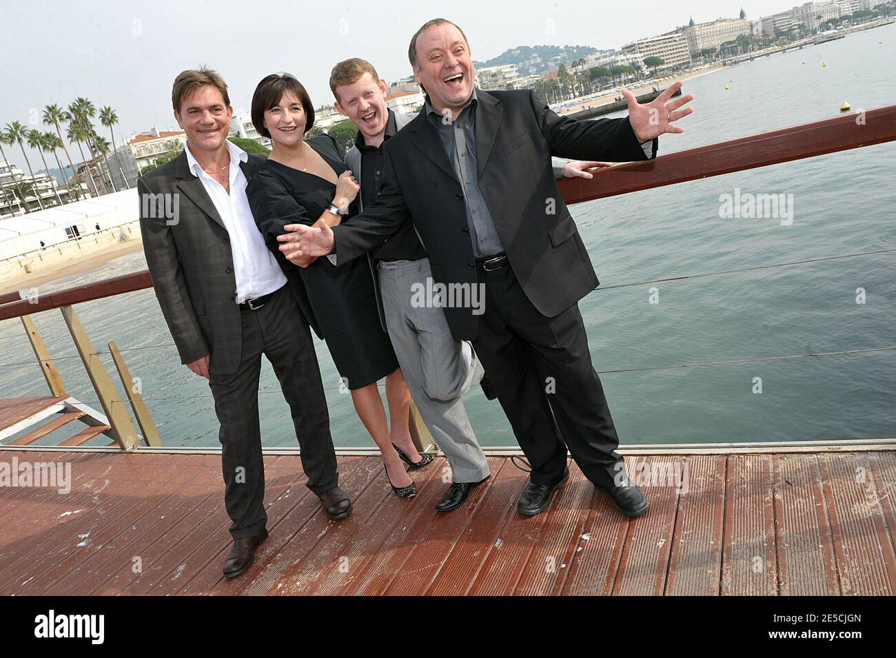 Die britischen Schauspieler John Michie, Blythe Duff, Colin McCredie und Alex Norton posieren eine Fotoserie, um den 25. Jahrestag der Serie 'Taggart' im britischen Fernsehen im Rahmen der 24. MIPCOM 2008 in Cannes, Frankreich am 13. Oktober 2008 zu feiern. Foto von Giancarlo Gorassini/ABACAPRESS.COM Stockfoto