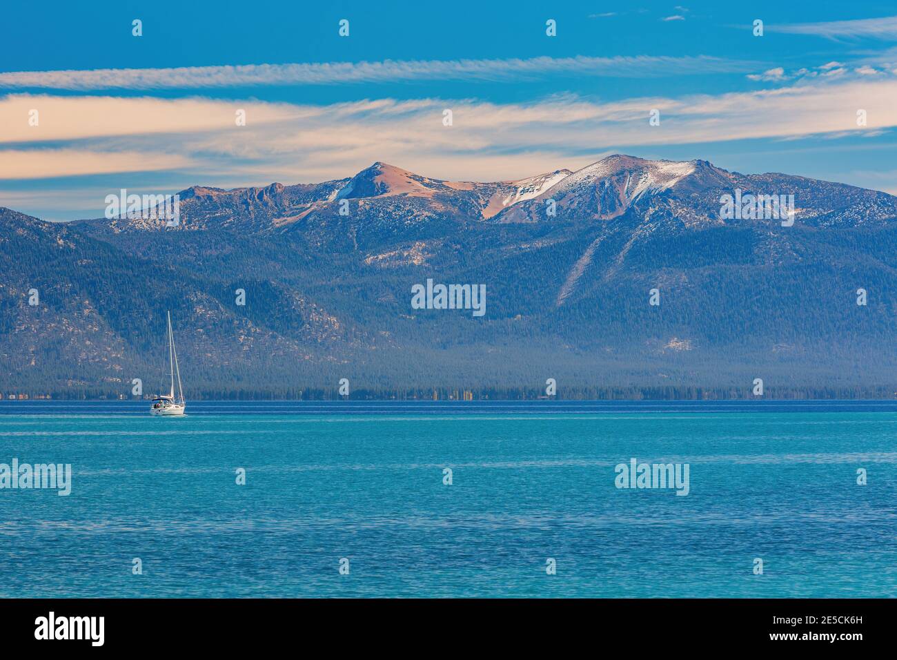 Sonniger Blick auf die Landschaft rund um den Sugar Pine Point Beach in Nevada, USA Stockfoto