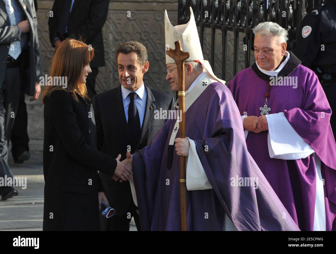 Der französische Präsident Nicolas Sarkozy und seine Frau Carla Bruni-Sarkozy begrüßen am 22. Oktober 2008 die Kathedrale Notre Dame von Mgr. Andre Vingt-Trois in Paris nach einer Gedenkmesse zu Ehren der französischen Nonne, Schwester Emmanuelle. Die römisch-katholische Nonne Emmanuelle, die nach dem Kampf gegen die Armut in den Slums von Kairo zu einer der beliebtesten Persönlichkeiten Frankreichs wurde, starb am 20. Oktober 2008 im Alter von 99 Jahren. Foto von Mousse/ABACAPRESS.COM Stockfoto