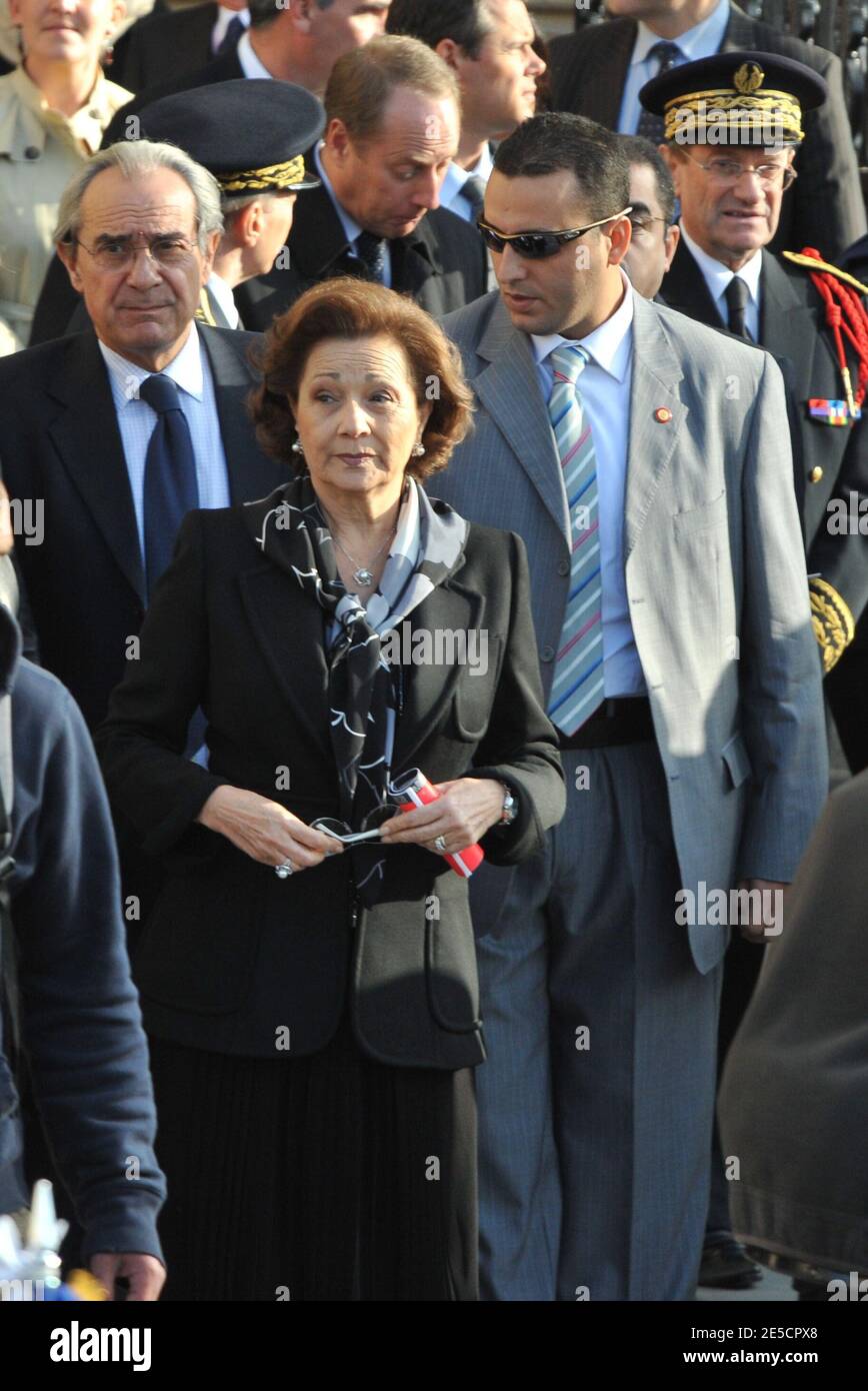 Die ägyptische First Lady Susan Moubarak verlässt am 22. Oktober 2008 die Kathedrale Notre Dame in Paris, Frankreich, nach einer Gedenkmesse zu Ehren der französischen Nonne, Schwester Emmanuelle. Die römisch-katholische Nonne Emmanuelle, die nach dem Kampf gegen die Armut in den Slums von Kairo zu einer der beliebtesten Persönlichkeiten Frankreichs wurde, starb am 20. Oktober 2008 im Alter von 99 Jahren. Foto von Mousse/ABACAPRESS.COM Stockfoto