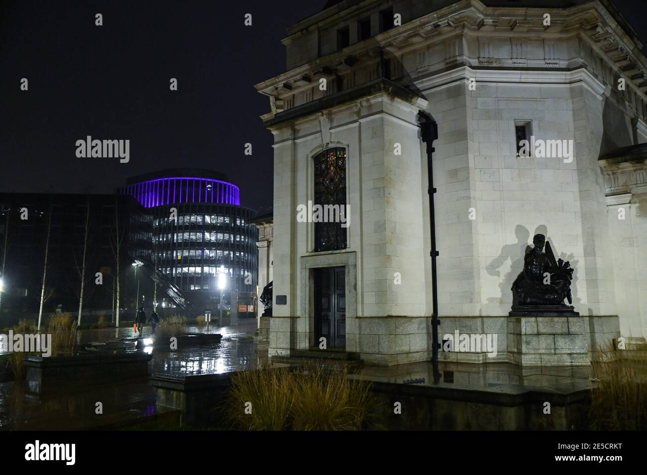 Birmingham, Großbritannien. Januar 2021. Gebäude wurden lila beleuchtet, um den Holocaust Memorial Day an diesem Abend zu markieren. Ein neuer Büroblock in der Paradise-Entwicklung steht hinter Birmingham Hall of Memory beleuchtet sein Gebäude mit lila Beleuchtung, als sie an "Light the Darkness" Pic von Credit: Sam Holiday/Alamy Live News Stockfoto