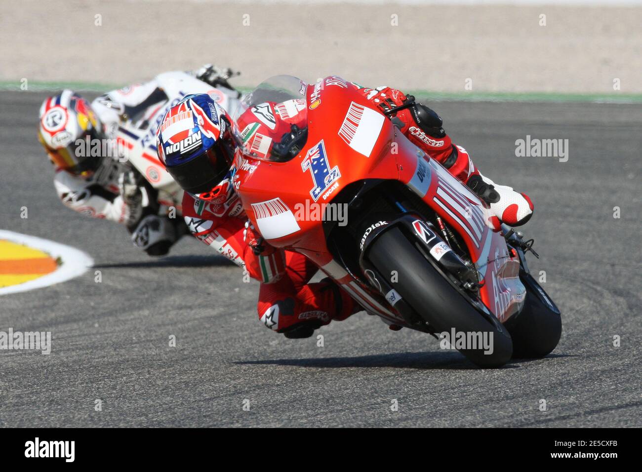 Das australische Team Casey Stoner of Ducati beim Valencia Moto Grand Prix auf der Rennstrecke Ricardo Tormo in Cheste bei Valencia, Spanien, am 26. Oktober 2008. Der Australier Casey Stoner fuhr mit seiner Ducati zum Sieg. Spanird Dani Pedrosa auf einer Honda belegte den zweiten Platz vor dem neuen Weltmeister Valentino Rossi aus Italien, auf einer Yamaha. Foto von Malkon/Cameleon/ABACAPRESS.COM Stockfoto