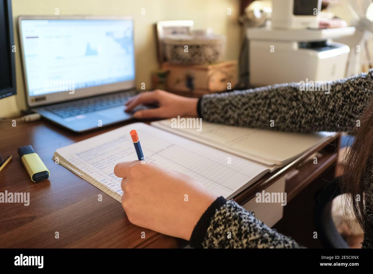 Junge Frau, die zu Hause studiert, während Sie Notebook für Online verwenden Lektion Videoanruf, covid-19 Pandemie Fernunterricht Stockfoto