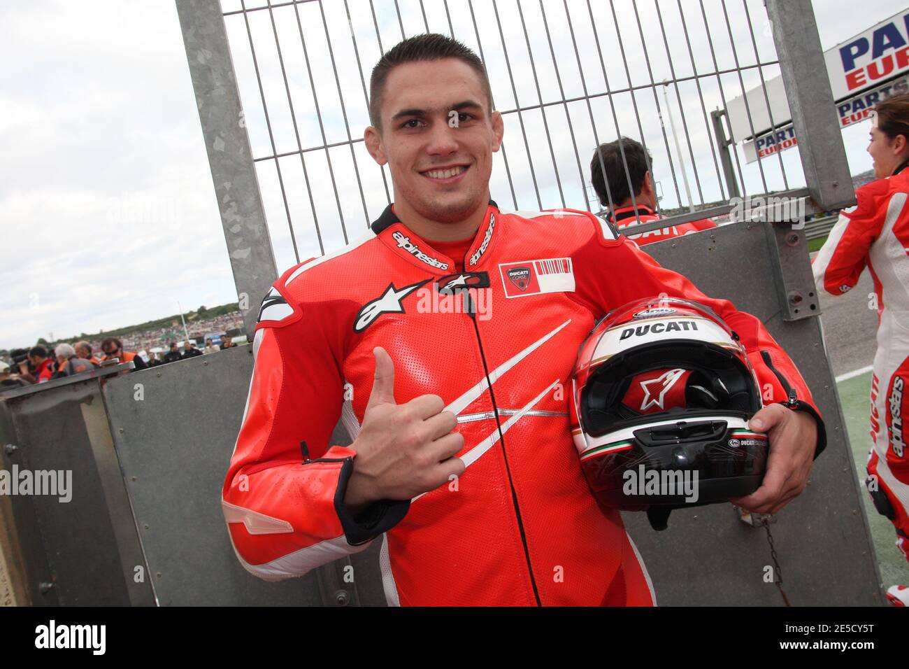 Frankreichs griechisch-römische Ringer Steeve Guenot posiert auf der Ducati MotoGP2 mit dem ehemaligen 500ccm Fahrer Randy Mamola auf der Ricardo Tormo Rennstrecke in Cheste bei Valencia, Spanien am 27. Oktober 2008. Foto von Malkon/Cameleon/ABACAPRESS.COM Stockfoto