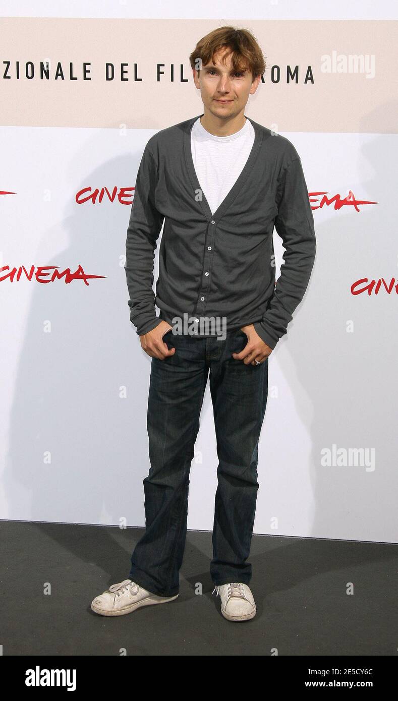 Lorant Deutsch posiert während der Fotoaufnahme von 'Le plaisir de chanter' beim 3. 'Rome Film Festival' in Rom, Italien, am 28. Oktober 2008. Foto von Denis Guignebourg/ABACAPRESS.COM Stockfoto